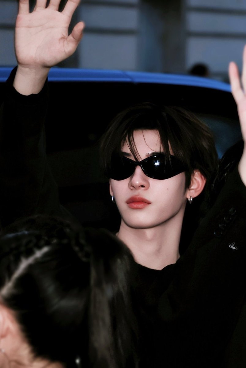 Aynanahche's tweet photo. แว่นดำที่ถูกต้องอ่ะะะะ 😎🖤✨.

TTP X VETEMENTS SS27

#VETEMENTSxTeeTeePor 
#VETEMENTS #PARISFASHIONWEEK
#twnpich @twnpich  #teeteepor https://t.co/PyYYRnlvWX
