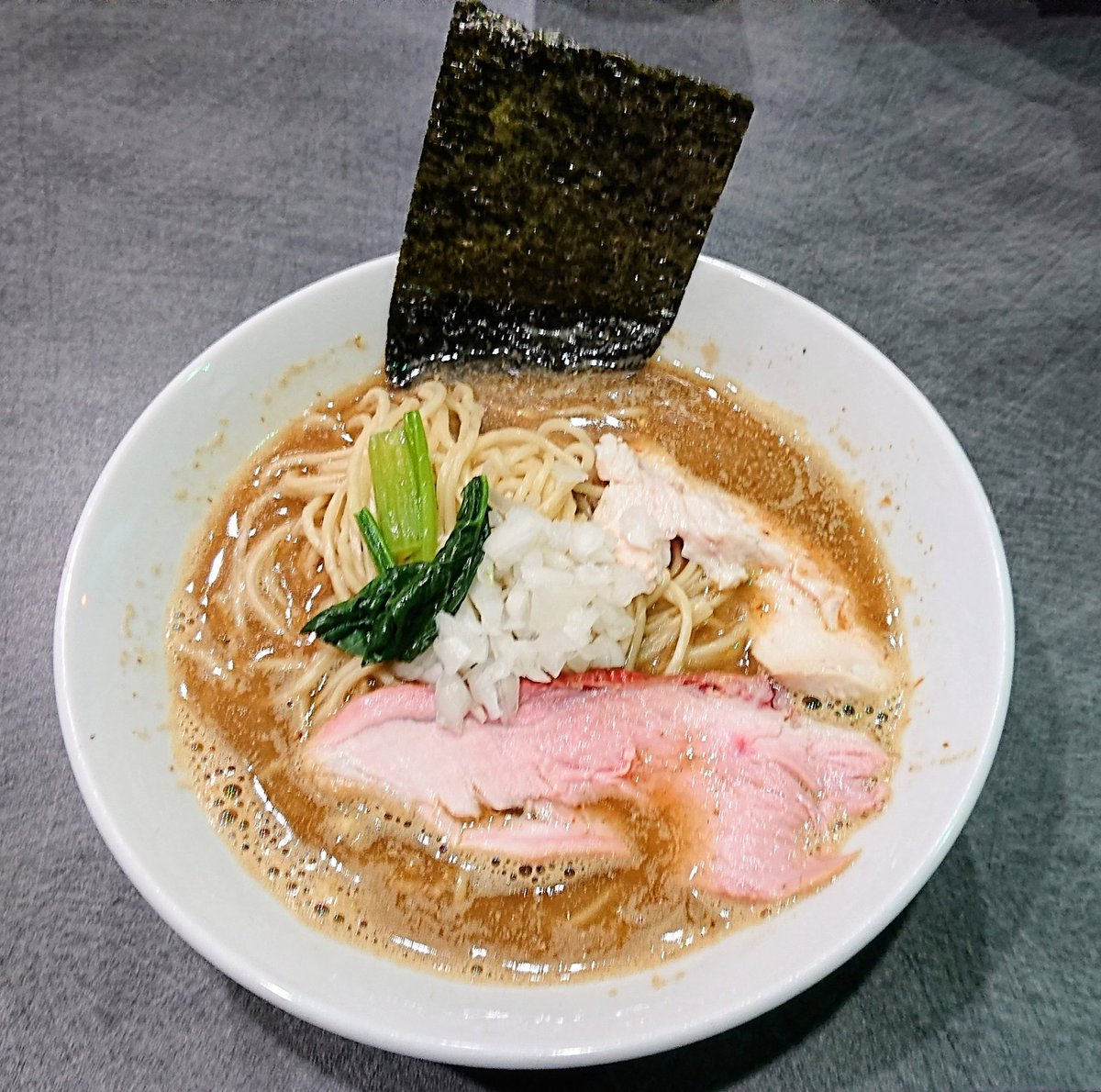 rnpon0610's tweet photo. 今日のランチ🍜
㊗️御移転㊗️🎉
#煮干そば平八 さん☺️
◆背徳煮干
◆烏賊ワタ玉ハーフ🦑

休日出勤のお楽しみは🆕平八さん❤️
明るい💡広い‼️
場所が変わっても濃厚な美味しさは変わりません🥰
プリン体補給⛽完了🈵
ご本日も御馳走様でした‼️🙇‍♂️ https://t.co/3SXqur4wqQ
