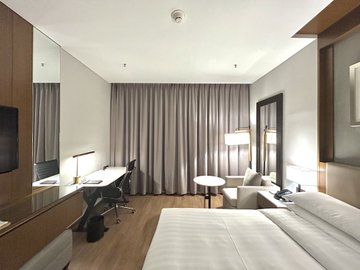 daveswish's tweet photo. 【Today's Hotel in Seoul】
ソウルでは「コートヤードバイマリオット・ソウル・タイムズスクエア」最上階16Fの1キングルームにステイ。最寄りの永登浦駅までは徒歩約5分でアプローチでき、ホテル周辺の買い物や食べ歩きもアクセス良好 https://t.co/YenqMz3L36