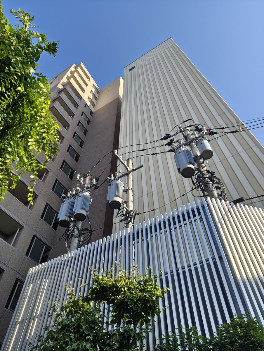 kunukunu's tweet photo. 北陸電力は借室電気室がないらしく、でかいマンションの裏には柱上変圧器がいっぱい並んでる（金沢市） https://t.co/Kv62xS6Z4e