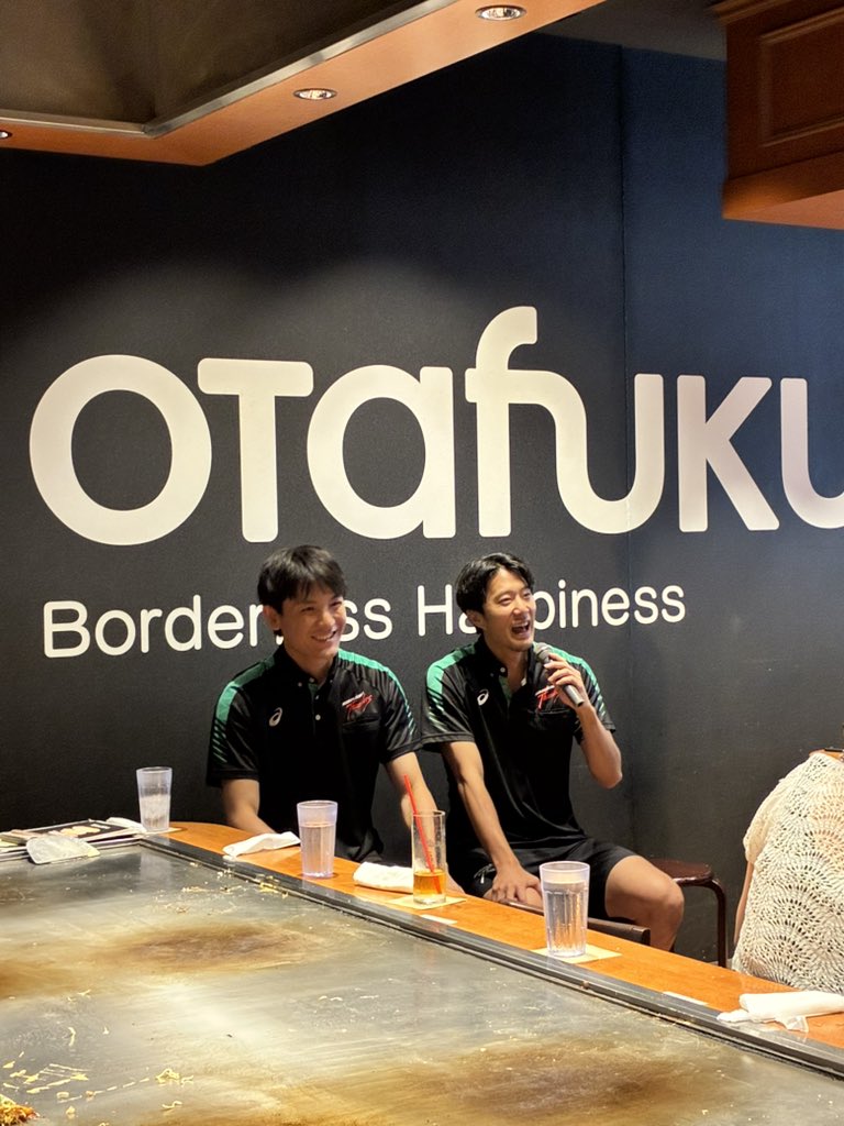 Thunders_vb's tweet photo. ⚡️ファンクラブイベント⚡️

【広島サンダーズFC】プラチナ会員早期入会者限定イベント「選手交流会 in OKOSTA」✨ @Otafuku_s 

THUNDYからの質問タイム🙋‍♀️✨
「今シーズンの意気込みを漢字一文字で表すと？」

#髙梨海輝 選手: 「勢」
#西知恕 選手: 「攻」
#山元快太 選手: 「爆」
#山本将平 : 「八」　

勢いよく、攻めて、爆発して、末広がりに！💪⚡️⚡️今シーズンも頑張ります🔥

とっても素敵なご質問、ありがとうございました！😊

#広島サンダーズ
#大同生命SVリーグ
#Hiroshimathunders
#volleyball
#WithTheTHUNDY