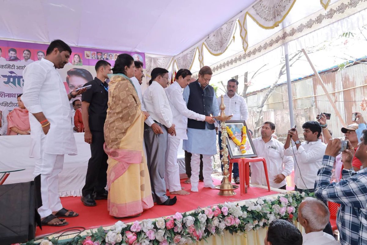 prithvrj's tweet photo. सातारा जिल्हा काँग्रेस कमिटी चे नवनिर्वाचित जिल्हाध्यक्ष श्री नामदेवराव पाटील यांच्या पदग्रहण व सत्कार सोहळ्यास उपस्थित राहून त्यांना शुभेच्छा दिल्या.

सातारा जिल्ह्याला काँग्रेस पक्षाला समृद्ध, वैचारिक व संघटनात्मक वारसा लाभला आहे. तो अधिक सक्षमपणे पुढे नेत प्रत्येक गावात काँग्रेसची संघटना बळकट करण्यासाठी सर्व कार्यकर्त्यांनी रस्त्यावर खउतरुन संघर्ष करावा, असे आवाहन यावेळी केले.

कार्यक्रमात महाराष्ट्र प्रदेश काँग्रेस कमिटी चे प्रवक्ते हनुमंत पवार यांनी राज्य व केंद्र सरकारच्या जनविरोधी धोरणांवर अत्यंत अभ्यासपूर्ण, प्रभावी आणि मुद्देसूद भाष्य केले.

युवक काँग्रेसचे प्रदेशाध्यक्ष शिवराज मोरे, ओबीसी विभागाचे राष्ट्रीय उपाध्यक्ष भानुदास माळी, प्रदेश सरचिटणीस अजितराव पाटील व राजेंद्र शेलार, माजी जिल्हाध्यक्ष रणजितसिंह देशमुख व डॉ. सुरेश जाधव, जिल्हा परिषद सदस्या सौ. सुनंदा पाटील, जिल्हा काँग्रेस संघटनांचे पदाधिकारी, लोकप्रतिनिधी आणि हजारो काँग्रेस कार्यकर्त्यांची उपस्थिती लाभली.

सातारा जिल्ह्यात काँग्रेसची संघटना सक्षम करण्याचा निर्धार व्यक्त करण्यात घडला. 
@IMPCC
@INCMaharashtra 
@imshivrajmore
@HanumantP_inc