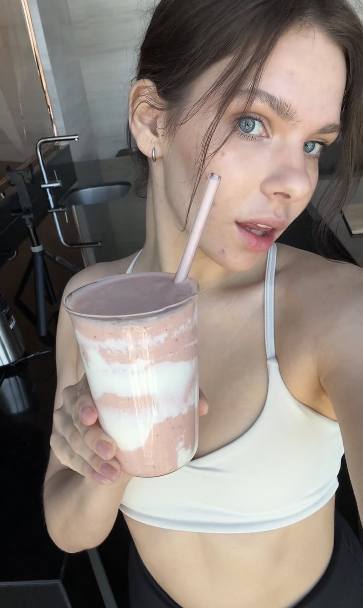 _milaniya's tweet photo. love starting my day with fruit and blending it✨

got inspired by the erewhon vibes and made my own pick me smoothie 

have a sweet day as sweet as this 🍓🥛 https://t.co/hdPM50RB8p