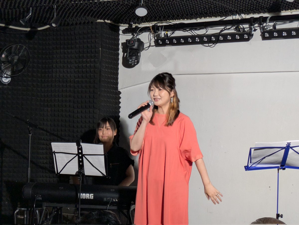 tyuna_san's tweet photo. 6月28日(日)池袋 Sunday Music vol.16
#井ノ上奈々 を愛でに
使い捨て大閃光を使い振り回して遊んでた
伴奏の手伝いで #Saeka さんが
7月11日に奈々のバースデーライブがありサイリウム/シェイカー/手拍子を同時にやってと無茶ぶりを(笑)
いつも通りやらかすけど(笑) https://t.co/T4nwSZgU9h