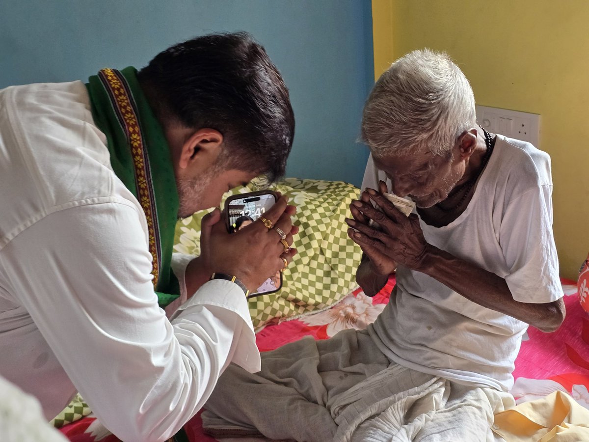 SushantaBJP's tweet photo. ভারতীয় জনতা পার্টির প্রবীণ নেতৃত্ব তথা মান্দাই মণ্ডলের প্রথম সভাপতি, শ্রী ক্ষিতীশ চক্রবর্তী মহাশয়ের সহধর্মিণী কিছুদিন পূর্বে পরলোকগমন করেছেন। আজ তাঁর রাণীরবাজারস্থিত বাসভবনে গিয়ে শ্রী চক্রবর্তী মহাশয়ের সঙ্গে সাক্ষাৎ করি এবং তাঁর প্রয়াত সহধর্মিণীর অকাল প্রয়াণে গভীর শোক ও আন্তরিক সমবেদনা জ্ঞাপন করি।

একই সঙ্গে শ্রী চক্রবর্তী মহাশয়ের শারীরিক অবস্থার খোঁজখবর নিই এবং তাঁর চলমান চিকিৎসা-সংক্রান্ত বর্তমান পরিস্থিতি সম্পর্কে অবগত হই।  

ঈশ্বর প্রয়াত আত্মার চিরশান্তি দান করুন এবং শোকসন্তপ্ত পরিবারকে এই অপূরণীয় ক্ষতি সহ্য করার শক্তি প্রদান করুন এই প্রার্থনা করি।