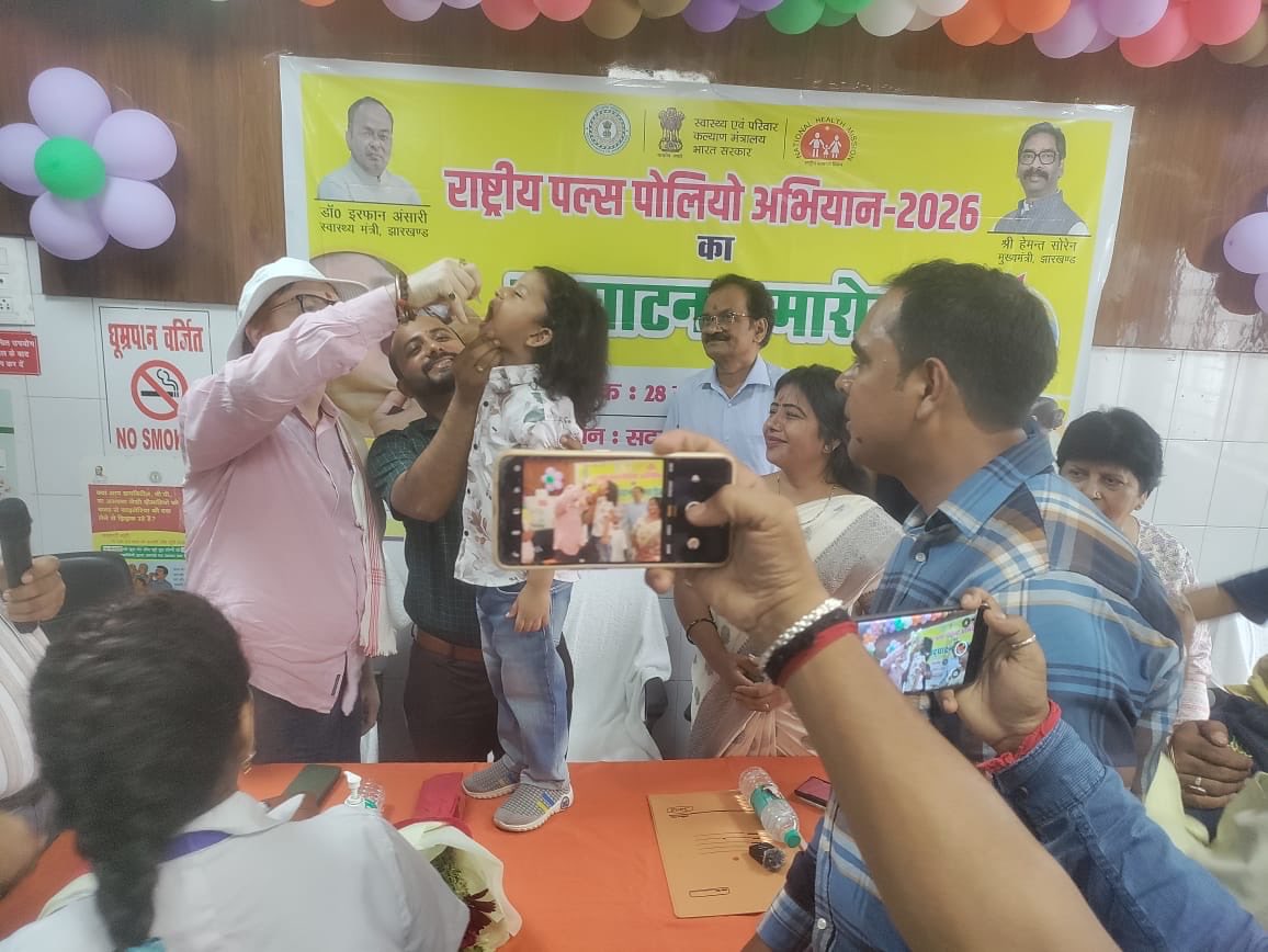 DC_Ramgarh's tweet photo. देश को पोलियो मुक्त बनाए रखने व भविष्य की पीढ़ी को सुरक्षित करने के उद्देश्य से आज रामगढ़ सदर अस्पताल में राष्ट्रीय पल्स पोलियो अभियान का शुभारंभ किया।

मैंने अपने पुत्र एवं पुत्री को पोलियो की खुराक पिलाकर इस महाअभियान की शुरुआत की।
@MoHFW_INDIA 
@JharkhandCMO 
@prdjharkhand https://t.co/Ez3ab1ORHD