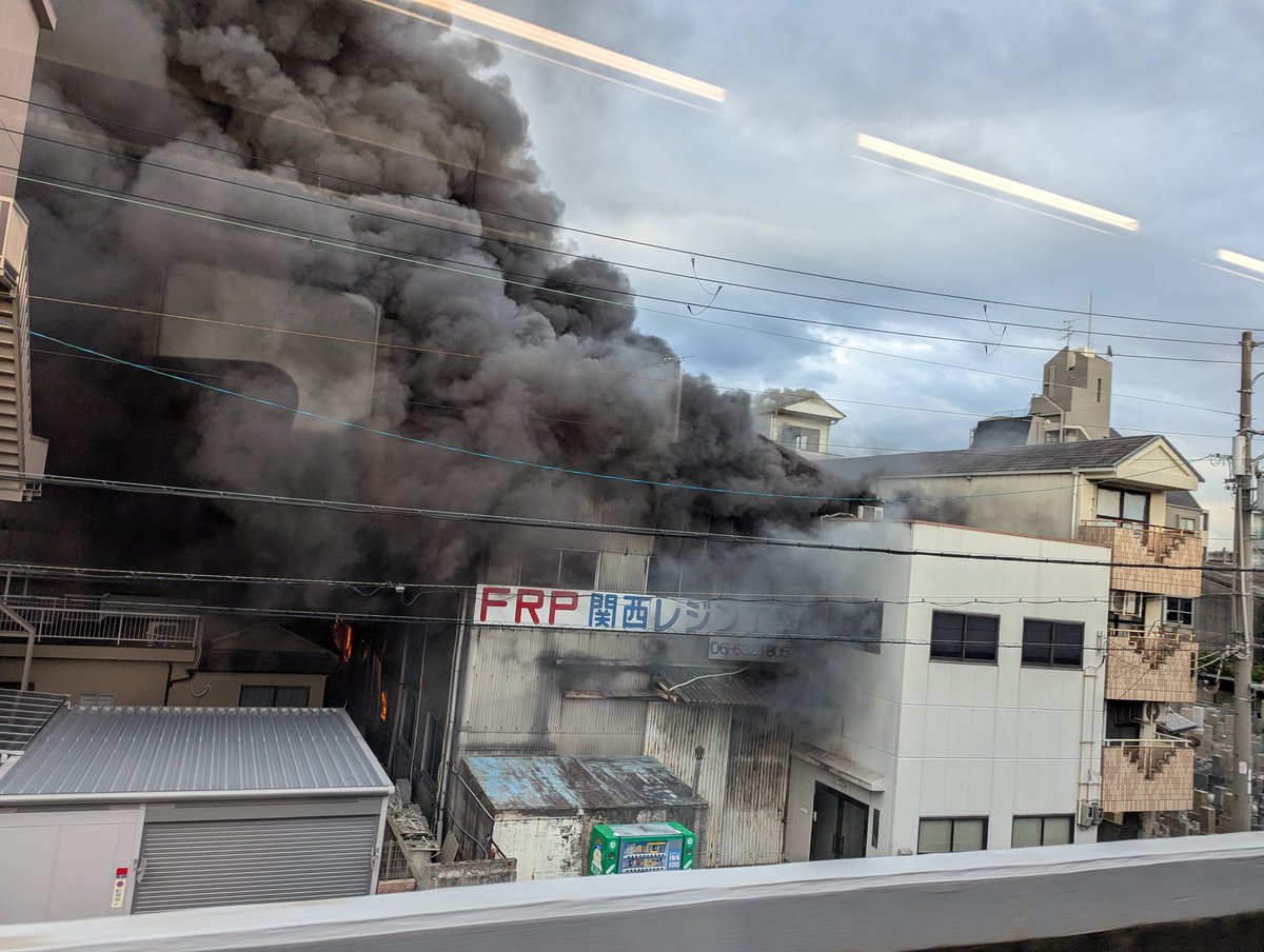 trainner1's tweet photo. 変な黒い雲いると思ったら、上新庄近くの工場がめちゃめちゃ燃えてる… https://t.co/pHzcaBH6Jp