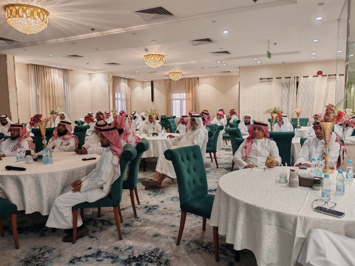 Saudi__Platform's tweet photo. جمعية تنمية القرى @TanmiaOrg تختتم اللقاء التعريفي بالوقف التشاركي لتعزيز الاستدامة المالية للجمعيات بجدة

جدة /
اختتمت جمعية تنمية القرى الخيرية بجدة اللقاء التعريفي بمشروع الوقف التشاركي، والذي يهدف إلى تعزيز الاستدامة المالية وتنمية الموارد الذاتية للجمعيات من خلال إنشاء وقف تنموي مشترك يخدم القطاع غير الربحي.
وشهد اللقاء حضور رئيس مجلس الادارة الاستاذ محمد النهاري والأستاذ خالد العصيمي المدير التنفيذي للجمعية، إلى جانب 45 مسؤولاً وممثلاً لجمعيات القرى ومحافظات منطقة مكة المكرمة.
وقدّم اللقاء الدكتور عبدالله الغامدي، فيما تولّى الدكتور عمر حافظ الإجابة عن استفسارات المشاركين ومناقشة محاور المشروع وأهدافه وآليات الاستفادة منه.
وفي ختام اللقاء، عبّر ممثلو الجمعيات عن شكرهم وتقديرهم لجمعية تنمية القرى على هذه المبادرة النوعية، مؤكدين أنها تمثل خطوة مهمة نحو تعزيز الاستدامة المالية للقطاع غير الربحي، وأنها ستسهم في تحقيق أثر تنموي إيجابي ومستدام يعود بالنفع على الجمعيات والمجتمعات المستفيدة.