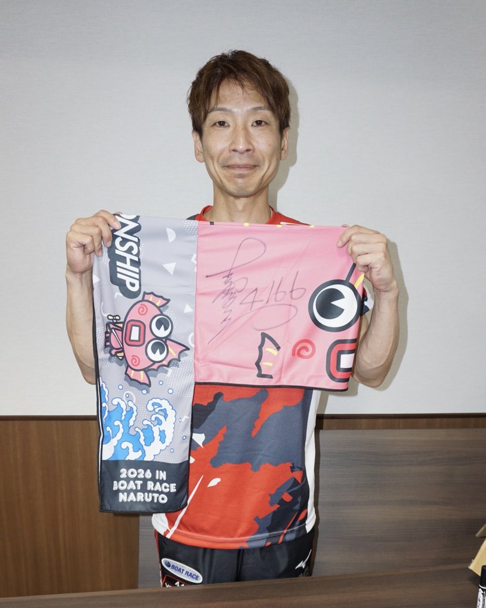chusporace's tweet photo. ━━━━━━━━━━
🎁🎁プレゼント🎁🎁
━━━━━━━━━━
鳴門SG「グランドチャンピオン」優勝🏆#吉田拡郎 選手のサイン✍️入り大会特製マフラータオルを２人に。SGの中のSGを制した優勝記者会見直後にサインをいただきました❗️

‼️応募方法‼️
1️⃣@chusporaceをフォロー📱
2️⃣この投稿をリポスト📮
応募締切：７月６日（月）