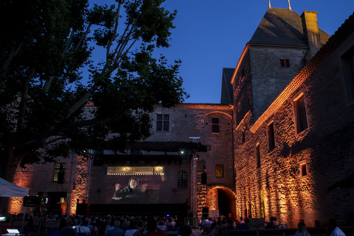 CarcaInfos's tweet photo. 🎬Hier soir, le Château Comtal a de nouveau vibré avec « Marchal par Marchal, portrait intime », réalisé par #CatherineMarchal en sa présence & celle d’ #OlivierMarchal pour la 2ème soirée des #RencontresDocumentaires🌙
https://t.co/x0N5OriFVk
📷©Manon Roux - Ville #Carcassonne https://t.co/xn8n25TT3z