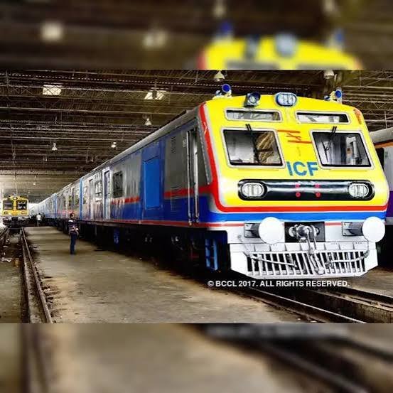 ChitrapatPolice's tweet photo. मुंबईकरों की सुविधा के लिए जल्द ही CSMT और कल्याण रूट के बीच 12 नई एसी (AC) लोकल ट्रेनें जोड़ी जाएंगी। https://t.co/Cy5LzSekBl