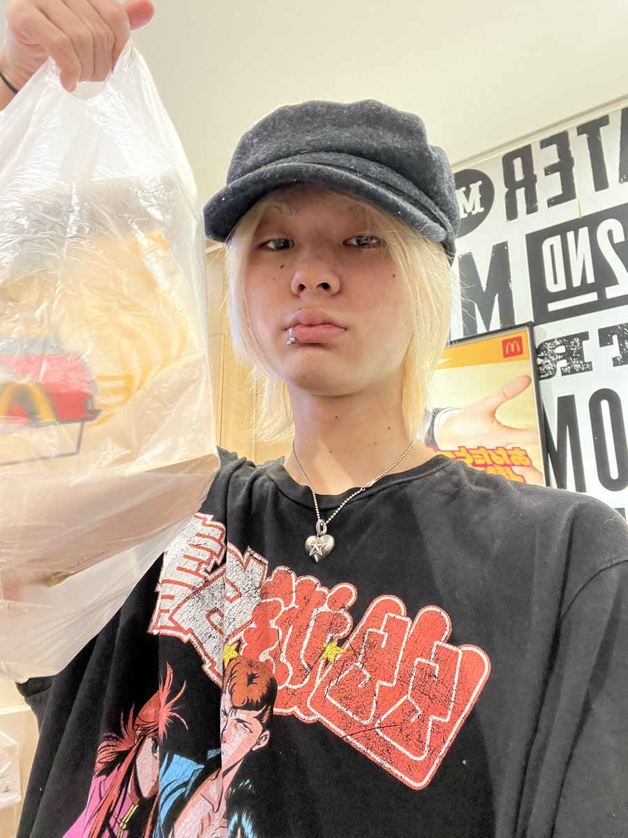 3hkrn_'s tweet photo. メガネも失くすし口内炎も痛いし大金欠になりましたのでウーバー禁止 https://t.co/vZ03ErQpk2