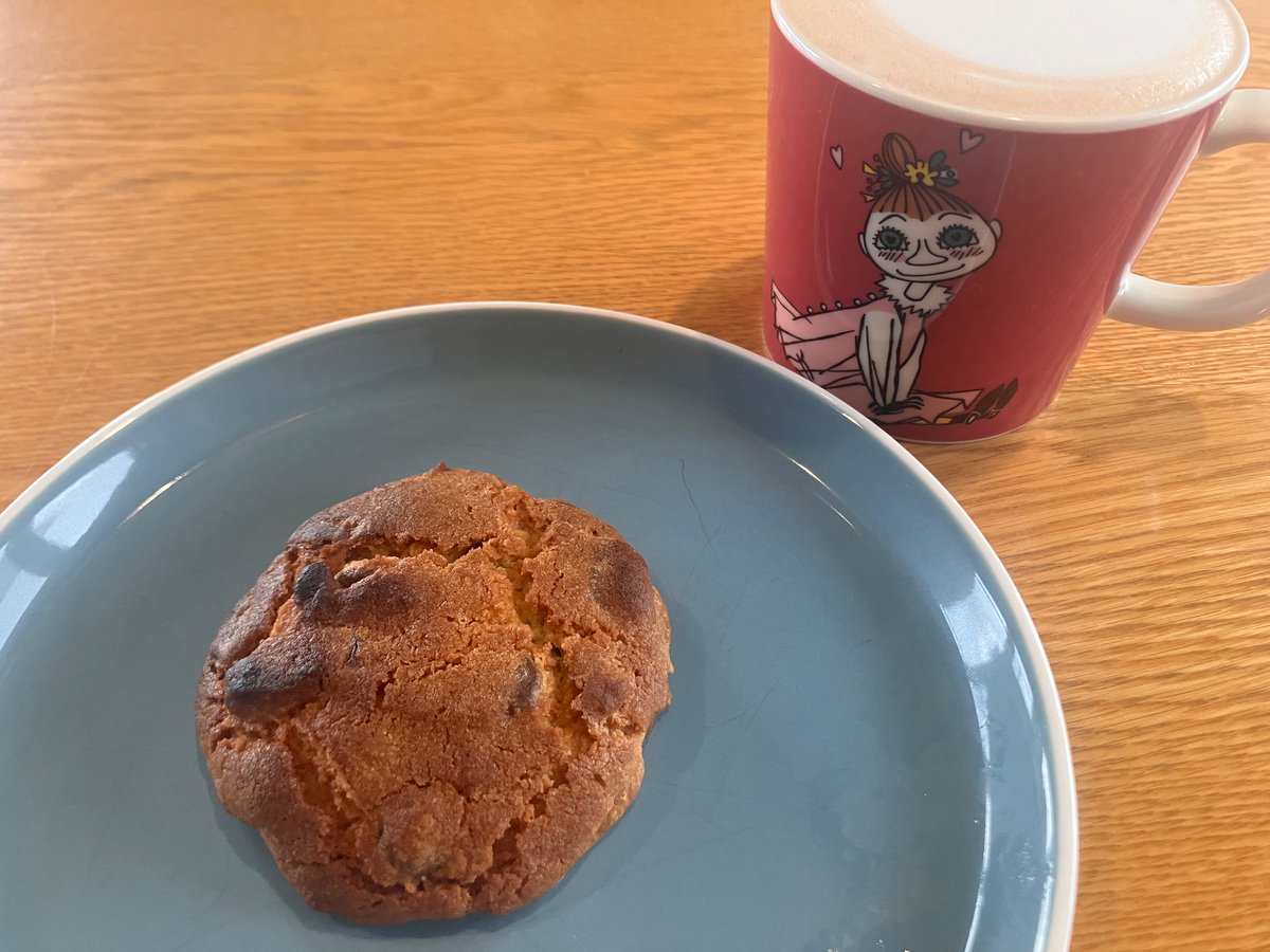 nzkaede's tweet photo. 日曜日に12歳がつくったチョコチップクッキーとあわあわのカプチーノをいただきました。 https://t.co/j1qRCachuq