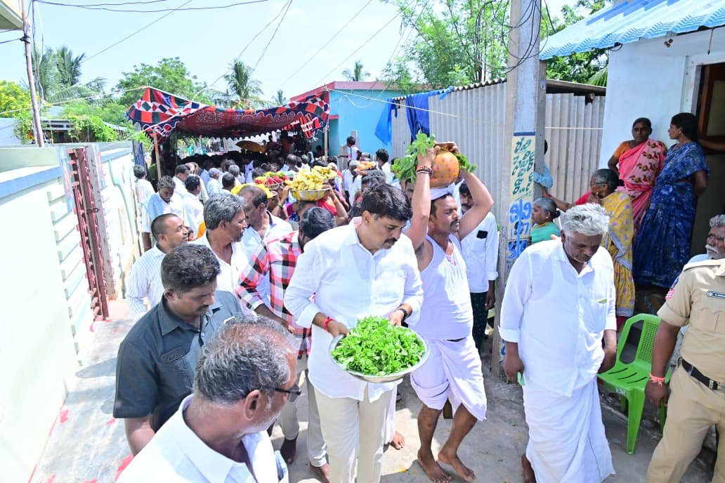 varma_vegesana's tweet photo. బాపట్ల మండలం పాండురంగాపురం గ్రామంలో శ్రీ పోలేరమ్మ అమ్మవారి కొలుపు మహోత్సవంలో పాల్గొన్నాను.
#VegesanaNarendraVarma
#VegesanaForBapatla
#TeamVegesana
#MLABapatla
#MLAVarma
#ManaBapatlaManaVarma
#AndhraPradesh https://t.co/TbP9WmhY9n