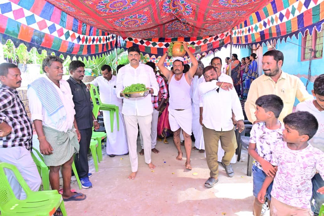 varma_vegesana's tweet photo. బాపట్ల మండలం పాండురంగాపురం గ్రామంలో శ్రీ పోలేరమ్మ అమ్మవారి కొలుపు మహోత్సవంలో పాల్గొన్నాను.
#VegesanaNarendraVarma
#VegesanaForBapatla
#TeamVegesana
#MLABapatla
#MLAVarma
#ManaBapatlaManaVarma
#AndhraPradesh https://t.co/TbP9WmhY9n