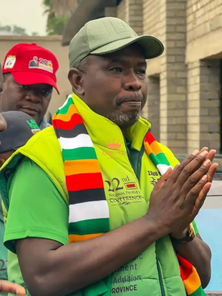 Motiont43s's tweet photo. President Emmerson Dambudzo Mnangagwa continues to champion the recognition and empowerment of Zimbabwean artists. Through the support of Dr. Kudakwashe Tagwirei, music star Freeman HKD was honored with a US$30,000 gift and a double cab vehicle on his birthday https://t.co/9mX0gIYcOS