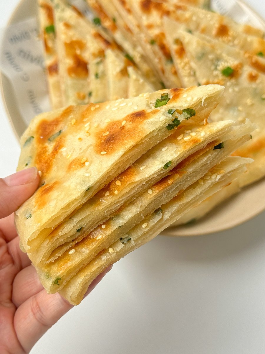 de_j5p's tweet photo. Craving late-night street food Hot, crispy Chinese scallion pancakes right off the griddle—flaky layers, savory aroma, perfect for a quick tasty pick-me-up! https://t.co/4YlSL0RJrP