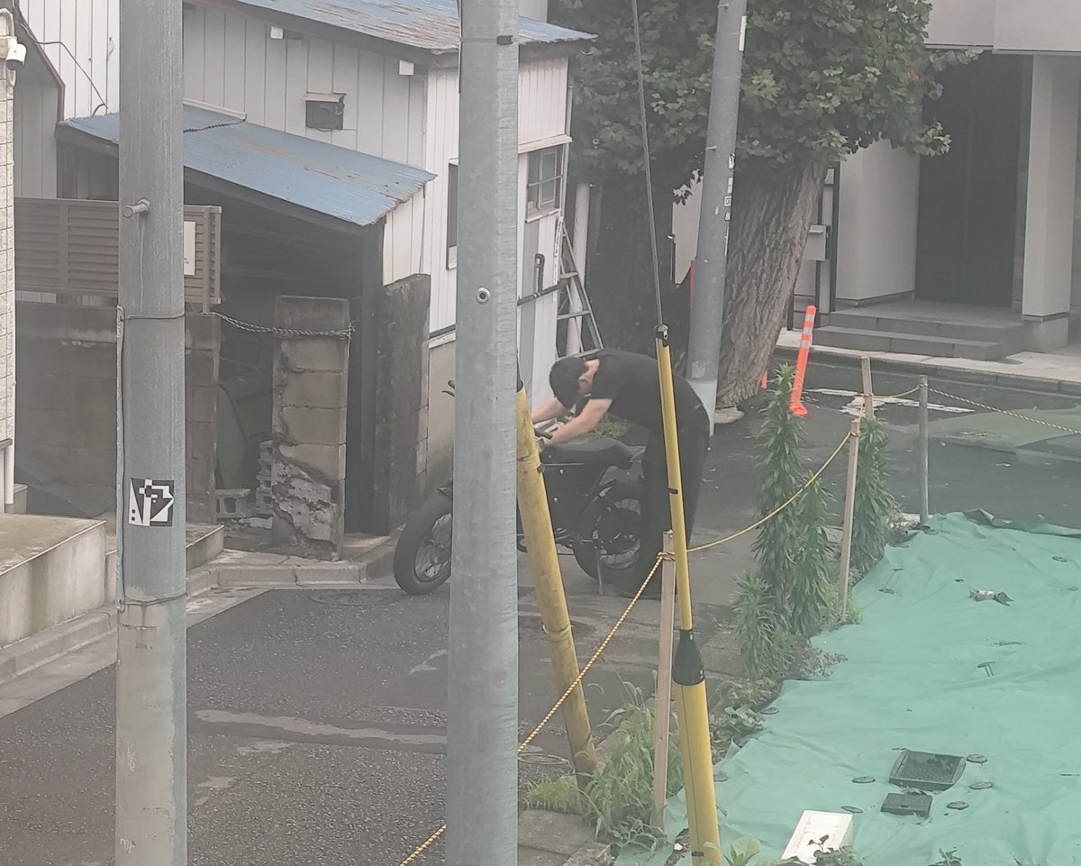z3plus's tweet photo. こいつはなんで道の真ん中で作業するん？
脇通った人(¬_¬ )ってなってんじゃん
どうやら
台風洗車で動かんようになった60万円チャリ
このあと
ｷｰ ｷｰ ブレーキを引きずるような
不快な音を撒き散らしながら
手押しで去っていきました
(¬_¬ )ｱﾀﾏﾜﾙｽｷﾞ https://t.co/NNUUpzFBGA