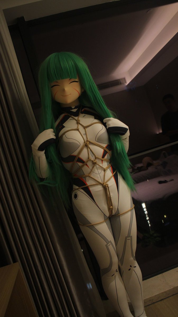 w73cu0's tweet photo. 今天是���狗哦
绳师：我
（由于容容的衣服不好捆所以换了流萤的战斗服，ooc致歉）
#绳艺
#kigurumi https://t.co/GhxzK5nppK