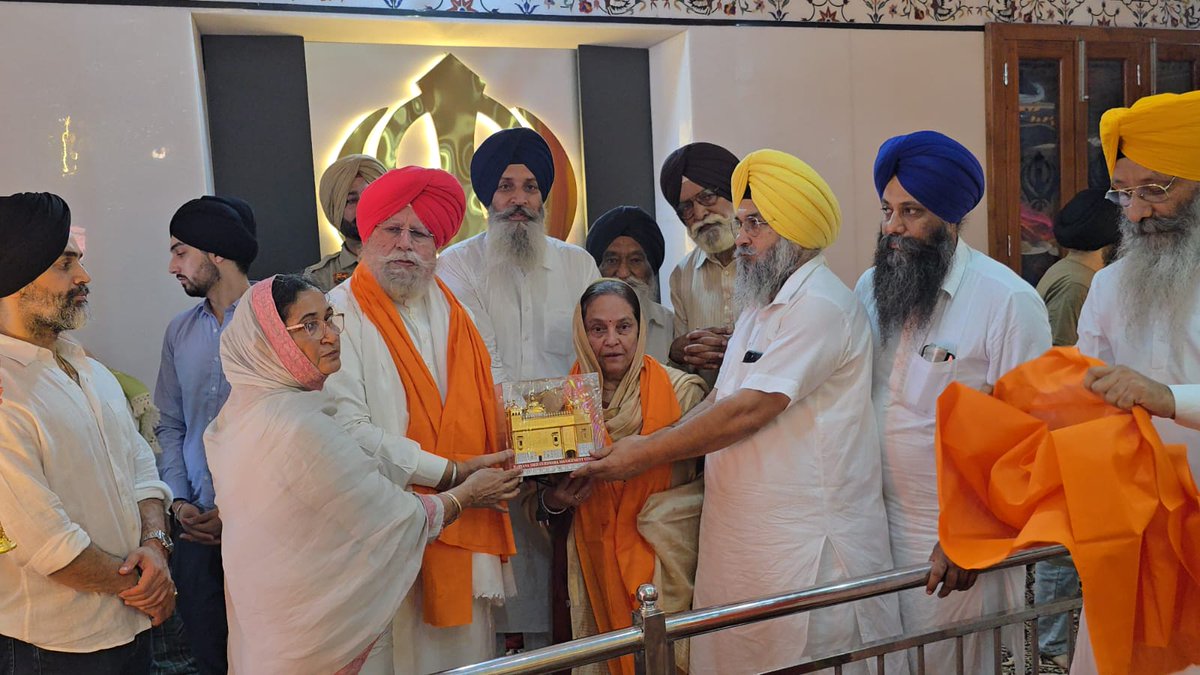 SSAhluwaliaMP's tweet photo. ਅੱਜ ਗੁਰਦੁਆਰਾ ਸਾਹਿਬ ਪਾਤਸ਼ਾਹੀ ਛੇਵੀਂ, ਕੁਰੂਕਸ਼ੇਤਰ ਵਿਖੇ ਗੁਰੂ ਚਰਨਾਂ ਵਿੱਚ ਮੱਥਾ ਟੇਕ ਕੇ ਸਰਬੱਤ ਦੇ ਭਲੇ ਦੀ ਅਰਦਾਸ ਕੀਤੀ। 🙏
ਸੰਗਤ ਨਾਲ ਗੁਰੂ ਦਾ ਲੰਗਰ ਛਕਿਆ ਅਤੇ ਗੁਰਦੁਆਰਾ ਪ੍ਰਬੰਧਕ ਕਮੇਟੀ ਵੱਲੋਂ ਮਿਲੇ ਨਿੱਘੇ ਸਤਿਕਾਰ ਲਈ ਦਿਲੋਂ ਧੰਨਵਾਦ।
#GurdwaraPatsahiChhevi #WaheguruJi #SarbatDaBhala #LangarSeva https://t.co/MzGinJenFj