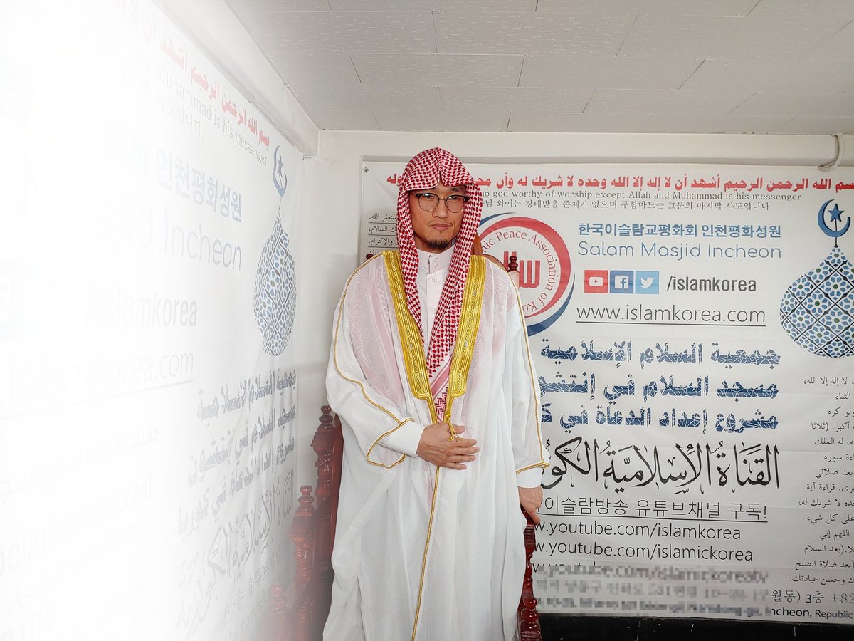AbdullahAlkuri's tweet photo. لماذا قررت ألا ألتزم الصمت بعد اليوم؟

كثير من المسلمين يلومونني ويقولون لي: «لماذا تكثر الكلام؟» و«الزم الصمت واعمل وحدك».

ولكنني أمضيت سبعة عشر عاما أعمل في الدعوة في كوريا بصمت وصبر، من غير شكوى.

دخلت في الإسلام عام 2009، ثم أدركت أن الدعوة إلى الإسلام والتعليم الإسلامي في كوريا يعانيان من نقص شديد، فبدأت أعمل في الدعوة بقدر ما أستطيع.

وفي عام 2019 استأجرت بمفردي محلا تجاريا وافتتحت فيه مركزا إسلاميا. ولم يكن حولي من المسلمين من يساعدني إلا القليل جدا. وفي المقابل، لم يكن بعض الكوريين غير المسلمين ينظرون بعين الرضا إلى اجتماع المسلمين في المكان، ورفع الأذان، وتلاوة القرآن، وإقامة الصلاة. وفي النهاية لم أستطع الاستمرار في عقد الإيجار، واضطررت إلى إغلاق المركز.

ومع ذلك، لم أطالب أحدا بالمساعدة ولم أنتظرها، بل واصلت بصمت ترجمة الكتب الإسلامية إلى اللغة الكورية، ودعوة الكوريين إلى الإسلام عبر الإنترنت.

وبفضل الله دخل كثير من الكوريين في الإسلام. ويبلغ عدد الكوريين الذين شرحت لهم الإسلام بنفسي عبر الإنترنت وساعدتهم على الدخول فيه قرابة خمسين شخصا.

ولكننا اليوم في عام 2026، وقد مضى على دخولي في الإسلام سبعة عشر عاما، ومع ذلك لا توجد في كوريا حتى الآن مدرسة إسلامية جديدة تدرس الإسلام باللغة الكورية بصورة منهجية. ولم ينشأ مسجد جديد يكون المسلمون الكوريون محور إدارته، ولم يظهر إمام كوري جديد.

وفي ظل هذا الواقع يصعب جمع الأعداد الكبيرة من المسلمين الكوريين الجدد في مكان واحد ليصلوا معا، ويتآخوا، ويحصلوا على الرعاية والمساعدة المستمرة. كما لا يقدم لهم تعليم إسلامي منظم على الوجه المطلوب.

ونتيجة لذلك يترك بعض المسلمين الكوريين الإسلام بعد مدة قصيرة من إسلامهم. وبعضهم لا يبقى مسلما إلا في الأوراق، ولا يصلي، ثم يتزوج بامرأة مسلمة أجنبية، وبعد ذلك ينقطع عن المسجد ويعيش بعيدا عن الإسلام.

وحتى عام 2026 لا يكاد يوجد في كوريا إلا مكان واحد في سيول يقدم خطبة الجمعة باللغة الكورية بصورة أسبوعية منتظمة ومنهجية. كما لا يوجد في الواقع إلا إمام كوري واحد يقيم في المسجد بصورة رسمية ودائمة ويؤدي عمله فيه باستمرار.

ولا يدرك كثير من المسلمين حقيقة أن الكوريين يصعب عليهم ارتياد المسجد إذا لم يكن المسجد يعمل من أجلهم تحت قيادة إمام كوري. فما زالت أغلب المساجد في كوريا تدار بصورة أساسية لخدمة المسلمين الأجانب.

وحتى إذا ذهب مسلم كوري جديد إلى مسجد قريب من مكان سكنه، فإنه في أغلب الأحيان لا يجد شخصا مقيما يجيد اللغة الكورية ويوجهه. وإذا تكلف الذهاب إلى المسجد يوم الجمعة فإنه لا يجد الخطبة باللغة الكورية، فلا يفهم مضمونها، ثم يبدأ بعد ذلك في الانقطاع عن المسجد تدريجيا.

كما أن الكوريين غير المسلمين يرون أن المساجد ممتلئة بالأجانب وحدهم. ولأن القائمين عليها لا يفهمون اللغة الكورية والثقافة الكورية فهما كافيا، يصعب عليهم التواصل بصورة سليمة مع الجيران ومع المجتمع الكوري.

وفي ظل هذا البناء لا تتعطل الدعوة فحسب، بل قد تحدث نتائج عكسية، فتزداد المسافة بين الكوريين والإسلام، ويزداد الخوف من الإسلام والعداء له.

ولهذا تحتاج كوريا إلى أئمة كوريين يكونون رموزا تمثل الإسلام في كوريا. كما يجب أن يزداد عدد المساجد التي تدار من أجل الكوريين ويكون المسلمون الكوريون في مركز إدارتها.

وعندئذ فقط يمكن للإسلام في كوريا أن يخرج من صورة الدين الخاص بالأجانب، وأن يترسخ داخل المجتمع والثقافة الكورية، وأن يستمر في التطور كما حدث في ماليزيا وإندونيسيا.

أما المسيحية في المجتمع الكوري فلم تعد تعد دينا أجنبيا، بل أصبحت دينا مستقرا داخل المجتمع الكوري.

لكن الإسلام، خلال السبعة عشر عاما التي راقبته فيها بنفسي في كوريا، لم يستطع حتى الآن أن يتخلص من الصورة التي تجعله دينا لا يؤمن به إلا الأجانب الذين لا يعرفون اللغة الكورية ولا يفهمون الثقافة الكورية. ولهذا يتعرض للرفض داخل المجتمع الكوري، ولا يستطيع أن يترسخ فيه بصورة صحيحة.

فقلت في نفسي:

«إذا لم يقم أحد بهذا العمل، فسأقوي نفسي وأقوم به أنا».

ذهبت إلى الأزهر لأدرس الإسلام دراسة منهجية، ولكنهم قالوا إنهم لا يستطيعون مساعدتي على الالتحاق بسبب كبر سني. فطلبت منهم، إذا كان الالتحاق متعذرا، أن يرشدوني على الأقل إلى الكتب التي ينبغي أن أدرسها، وإلى الترتيب الصحيح لدراستها، ولكنهم رفضوا حتى ذلك.

وذهبت بنفسي إلى مكتب المسؤول، إلا أنهم اكتفوا بالقول إن هذه هي سياستهم. وظلوا يشكون في أمري مع أنني جئت أطلب العلم من أجل الدعوة، ولم يعاملوني بلطف.

ثم ذهبت بعد ذلك إلى مؤسسة تعليمية إسلامية في دولة أخرى، لكنهم رفضوني بقسوة من عند الباب لأنني جئت من غير تواصل مسبق.

ومن خلال هذه التجارب أدركت أمرا واحدا.

إذا ذهبت إلى المؤسسات التعليمية أو إلى العلماء من غير أن أشرح لهم أمري مسبقا، فإن كثيرا منهم يبدأون بالشك في نيتي ثم يرفضونني. ولذلك رأيت أن من الضروري أن أوضح للناس مسبقا وبصورة علنية لماذا أريد الدراسة، وماذا أطلب، وما الأعمال التي قمت بها حتى الآن.

ولهذا وجهت رسالة علنية إلى فضيلة مفتي المسلمين، الشيخ صالح الفوزان حفظه الله. أسأل الله أن يحفظ الشيخ، وأن يمتعه بالصحة وطول العمر، وأن ينفع بعلمه الإسلام والمسلمين دائما.

وقد بينت فيها عقيدتي، والأعمال التي قمت بها حتى الآن، وما الذي أريده في الحقيقة.

وقد ظننت أنني إذا أرسلت رسالة خاصة طويلة جدا إلى فضيلة المفتي الشيخ صالح الفوزان حفظه الله، فقد لا يتسع وقته لقراءتها كاملة لكثرة أشغاله. أما إذا نشرتها علنا، فربما قرأها بعض من حول الشيخ، ولخصوا مضمونها له، وربما وجد من يتفهم قصدي فيتكلم عني بخير أو يوصي بي.

لكن كثيرا من المسلمين اعترضوا على ذلك، وقالوا:

«من أنت حتى تجرؤ على طلب المساعدة؟»
«اذهب بصمت وادرس».
«لا تكثر الكلام».
«ألست جاسوسا نصرانيا؟»
«أنت شخص مشبوه».
وتتابعت علي هذه الكلمات.

وقد جربت في دول كثيرة أن مجرد الذهاب إلى مكان من غير شرح مسبق لا يؤدي إلا إلى الشك، ولا يسمح بقيام تواصل صحيح.

وفوق ذلك فقد أمضيت سبعة عشر عاما أتحمل وأصمت وأعمل وحدي في الدعوة. وحتى عندما ذهبت للدراسة لم أطلب مساعدة أحد. بل غادرت كوريا، وتنقلت بنفسي بين عدد من الدول، وواصلت الدراسة حتى اليوم بجهدي وقوتي الذاتية.

ولم أطلب من فضيلة المفتي الشيخ صالح الفوزان حفظه الله أي طلب تعجيزي أو غير معقول.
لم أطلب مالا لبناء مسجد في كوريا.
بل صرحت علنا بأنني سأبني المسجد بجهدي ومالي وحدي.
ولم أطلب الالتحاق الرسمي بجامعة.
ولم أطلب شهادة تخرج أو درجة علمية.
ولم أطلب إقامة.
ولم أطلب تأشيرة.
ولم أطلب من أحد أن يتحمل نفقات معيشتي أو إيجاري حتى أدرس عدة سنوات.

وإنما عبرت عن أمنية بسيطة، وهي أن أقضي قرابة ثلاثة أشهر أستمع إلى الدروس في جامعة إسلامية بصفة مستمع غير منتظم، وأن أزور عددا من المؤسسات التعليمية الإسلامية وأطلع على أعمالها وأكتسب الخبرة منها.

ولم أرد من ذلك إلا أن تنفعني هذه الخبرة عندما أعود إلى كوريا وأؤسس مدرسة إسلامية.

ومع ذلك وجد من يشك حتى في هذه الأمنية البسيطة، ويقول لي: «أغلق فمك وتول أمرك وحدك».

ولم يكن الذين قالوا ذلك مجرد حسابات مجهولة أو أشخاص يسيئون عبر الإنترنت ولا تعرف هوياتهم، بل رأيت مسلمين معروفين بأسمائهم وهوياتهم ويعيشون حياة عادية يقولون الكلام نفسه، فتألمت من ذلك ألما شديدا.

ولكن الأمر لم يتوقف عند هذا الحد.

فقد عزمت على أن أقوم بهذا العمل مهما كان، ولو وحدي، ولذلك شرحت مرة أخرى ظروفي للمسلمين المقيمين في كوريا.

وقلت لهم إننا نحتاج إلى مسجد جديد يكون المسلمون الكوريون في مركز إدارته.

ولم أطلب منهم مالا.

وبسبب تجربتي السابقة، حين لم يرغب مالك العقار غير المسلم في استمرار المركز الإسلامي، فلم أستطع مواصلة عقد الإيجار، سألت إن كان هناك مسلم في كوريا يملك مبنى، أو محلا تجاريا، أو حتى بيتا صغيرا، ويرغب في تأجيره لي لأستخدمه مصلى ومدرسة إسلامية.

وقلت إنني سأدفع الإيجار الموافق لسعر السوق بانتظام، ولم أطلب منهم إلا أن يخبروني بقيمة التأمين والإيجار الشهري.

ولكنني لم أتلق أي جواب، ولم يظهر أحد حتى أدنى اهتمام.

وبدلا من ذلك ازدادت الأقوال التالية:

«أنت سلفي وهابي».

«نحن لا نساعد الوهابية المجسمة».

وعندها أدركت:

لماذا لم يظهر إمام كوري جديد رغم مرور سبعة عشر عاما،

ولماذا لم ينشأ مسجد جديد واحد للكوريين،

ولماذا لا توجد حتى الآن مدرسة إسلامية واحدة تدرس الإسلام باللغة الكورية بصورة منهجية.

إذا لم توجد في كوريا مدرسة إسلامية واحدة تدرس الإسلام باللغة الكورية بصورة منظمة، فليس هذا خسارة للكوريين وحدهم، بل أرى أنه أمر خطير يجب أن تشعر الأمة الإسلامية كلها بالمسؤولية تجاهه.

ولهذا اتخذت قراري.

لن أغلق فمي ولن أصمت بعد اليوم.

إذا كنتم لا تريدون مساعدتي، فلا تساعدوني.

ولكن لا تعرقلوني.

لا تسيئوا الظن بي من غير دليل، ولا تغتابوني، ولا تنموا علي، ولا تعرقلوا العمل الذي يجب علي القيام به.

فهذه هي الكبائر الحقيقية، وهي من المحرمات التي لا يجوز للمسلم أن يرتكبها.

إذا لم يقم أحد بهذا العمل، فسأواصل القيام به وحدي.

وسأسعى إلى تأسيس مدرسة إسلامية تدرس الإسلام باللغة الكورية.

وسأسعى إلى تأسيس مسجد يجتمع فيه المسلمون الكوريون للصلاة والتعلم ورعاية بعضهم بعضا.

وسأسعى إلى تبليغ الإسلام الصحيح للكوريين، وتعليم المسلمين الكوريين الجدد وحمايتهم حتى لا يتركوا الإسلام.

ولن أستسلم أبدا.

إن شاء الله.

عبد الله بارك الكوري (دونغ شين بارك)

واتساب: +821080019902 https://t.co/dmr0hchA5o

الموقع الرسمي: https://t.co/4W0JLmNkrb
أو https://t.co/EuLTEMgoXy

القناة الرسمية على يوتيوب: https://t.co/OQyznibUPQ

الصفحة الرسمية على فيسبوك: https://t.co/VYPAFQ42bS