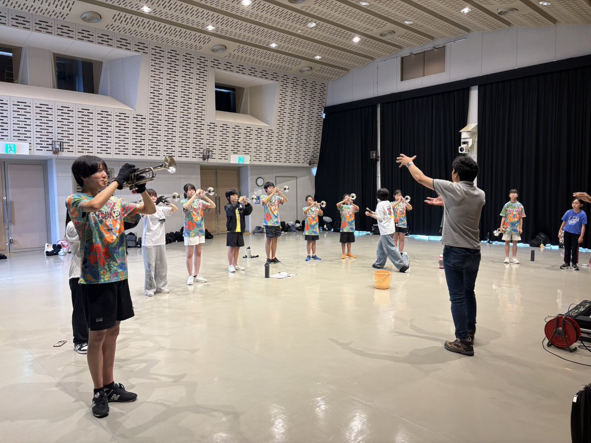 toyocul's tweet photo. 【豊田市ジュニアマーチングバンド 通常練習🎺🥁】

ゴードン先生によるご指導・楽器のメンテナンスを終え、通常練習が再開しました！

日中はあいにくの雨模様でしたが、そんな天気にも負けず、団員たちは元気いっぱい✨
お揃いのメンバーTシャツを着て、一人ひとりが目標に向かって一生懸命練習に取り組んでいます！

そして、7/25（土）には豊田市駅東側にて第58回豊田おいでんまつり オープニングパレードに出演します！🎉
日頃の練習の成果を精一杯披露しますので、ぜひ会場で団員たちへ温かいご声援をお願いします📣
皆さまにお会いできることを楽しみにしています！

(文化事業課 Y.U)

＃豊田市
＃豊田市ジュニアマーチング
＃通常練習