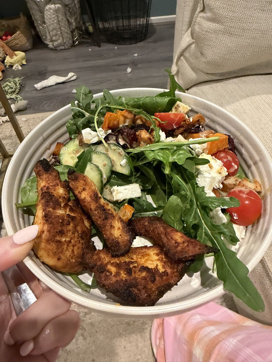 Kathblue's tweet photo. Dinner was delicious. Probably could’ve done with 1 less piece of chicken. I’m very full now. Almost too full and I wanted the fibre from the veggies. https://t.co/q8sp1VPl9c