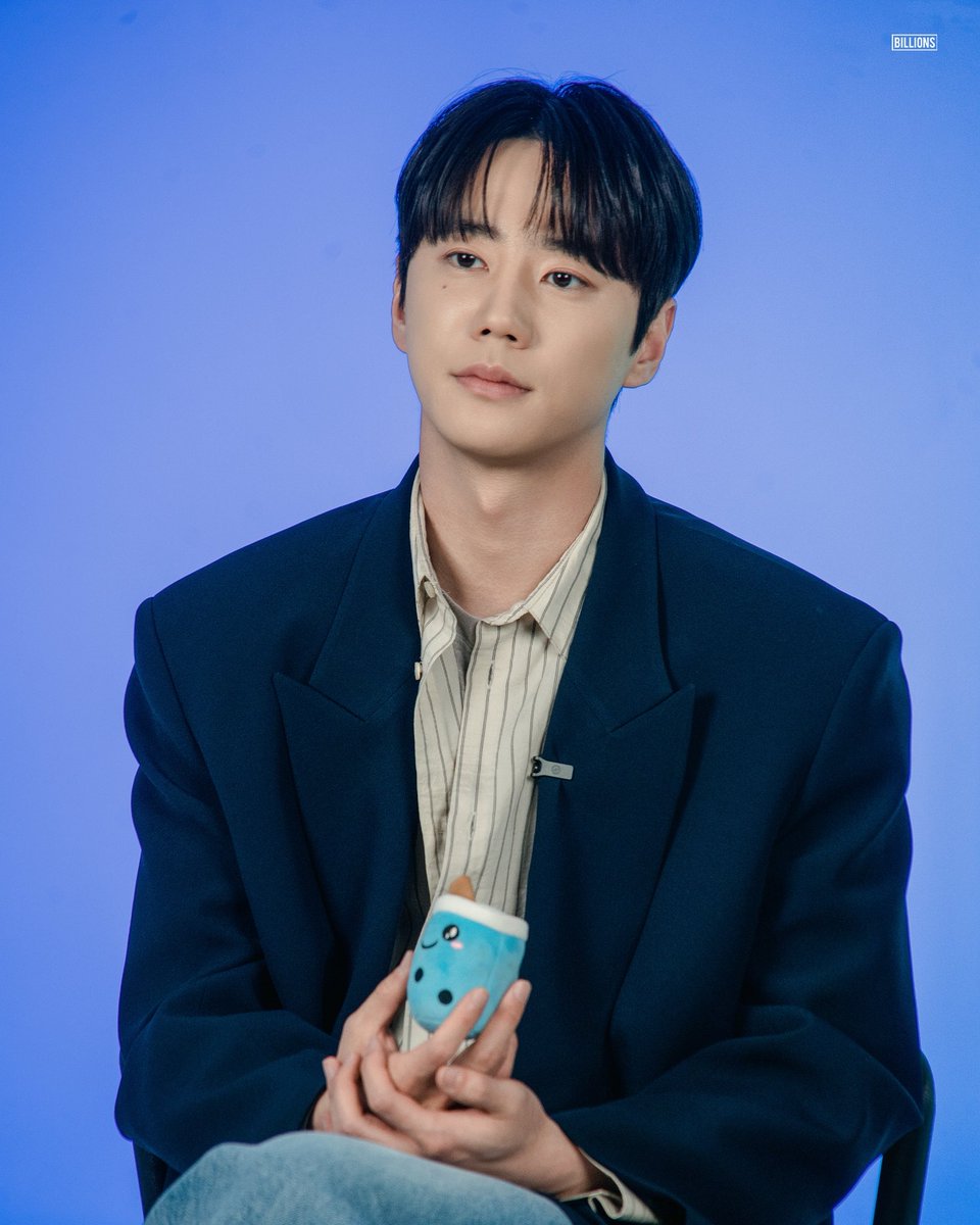 BILLIONS_ent_'s tweet photo. [💌] #이준영

다양한 모습의 '황준현'을 만났던 날💕

<JTBC <신입사원 강회장> OTT 콘텐츠 촬영 현장 비하인드>
지금 공개합니다!

🔗 https://t.co/Ae9bunBDEA

오늘 밤 10시 30분
<신입사원 강회장> 본방사수🔥

#LEEJUNYOUNG
#JTBC #신입사원강회장 #Reborn_Rookie
#빌리언스 #BILLIONS https://t.co/EZ7L4TaOYz