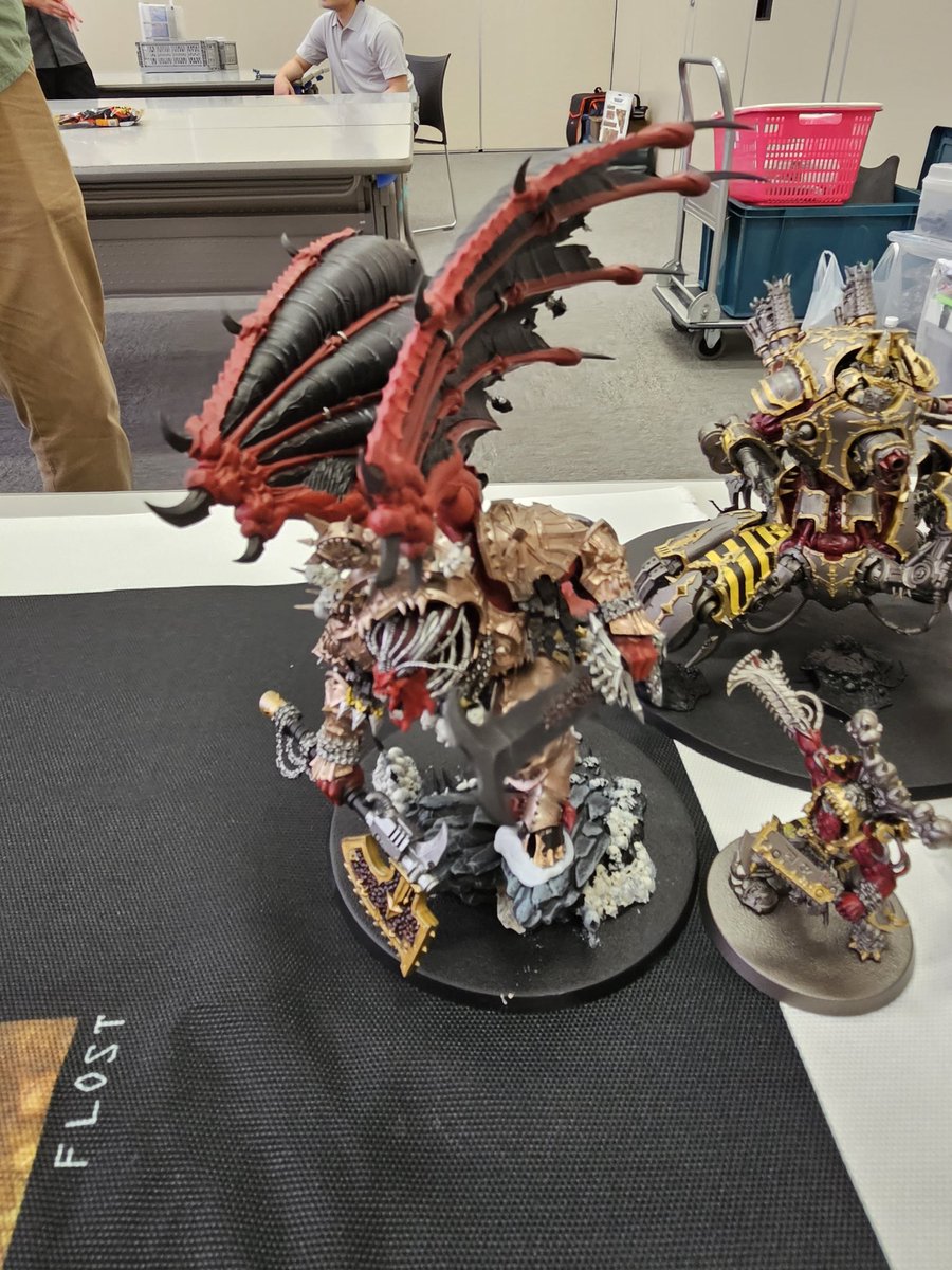 HatiroYamamoto's tweet photo. 今日はウォーハンマーのゲーム会。ケイオスと帝国のタッグ戦で11版のルールの勉強をしました。
お相手の超セクシーなエンチルとかっこいいアングロン様。
タッグパートナーのブラッドエンジェルに助けられてマジでミリタルム兵の心境になりました。
#ウォーハンマー40K https://t.co/WfQw6qRmrW