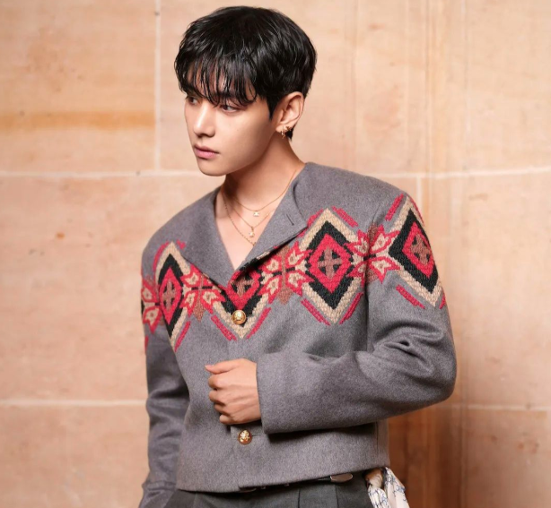 AboutMusicYT's tweet photo. Taehyung trends with over 500,000 posts ahead of the Celine Fashion Show in Paris. He hasn't arrived yet. https://t.co/I4u5xXnP6h