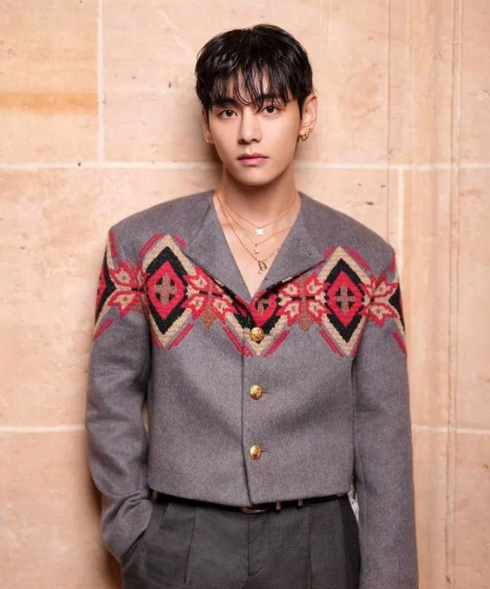 AboutMusicYT's tweet photo. Taehyung trends with over 500,000 posts ahead of the Celine Fashion Show in Paris. He hasn't arrived yet. https://t.co/I4u5xXnP6h