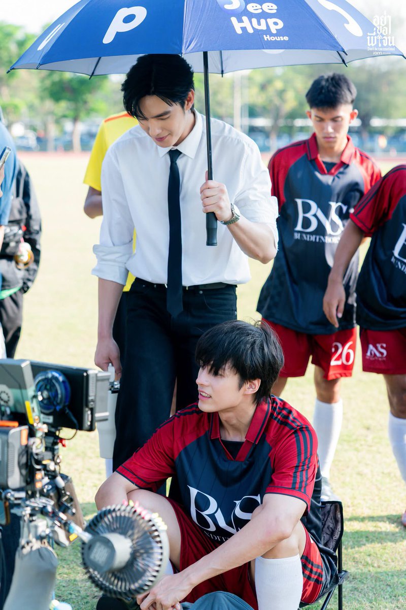 teehengarchive's tweet photo. heng really won because not everyone gets football lessons from a professional footballer 😋

#TeeBoonyakait #Hengmarkii #TeeHeng https://t.co/0iHPLZt7vQ