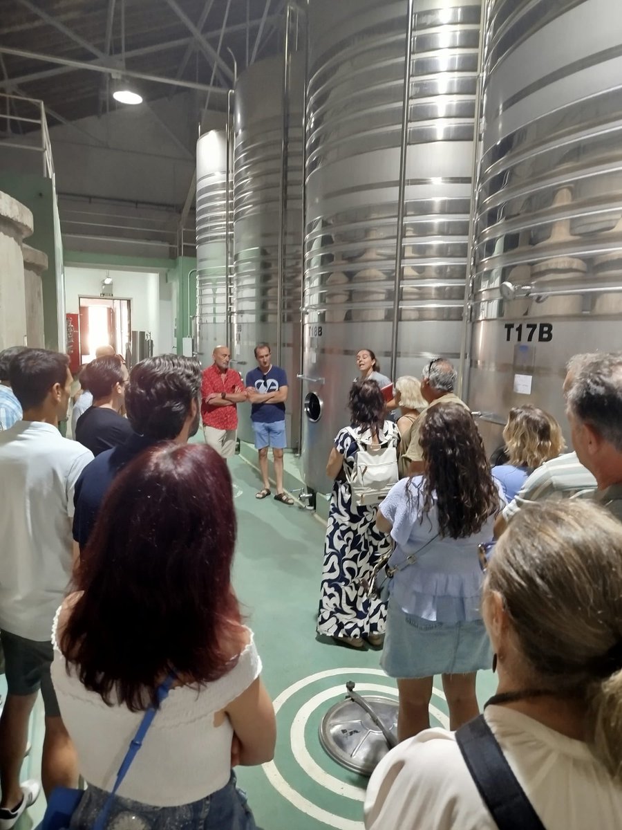 urcacyl's tweet photo. Interesantísima la jornada de puertas abiertas que ayer celebramos en la bodega cooperativa @CuatroRayas https://t.co/X4FJpuuXC5