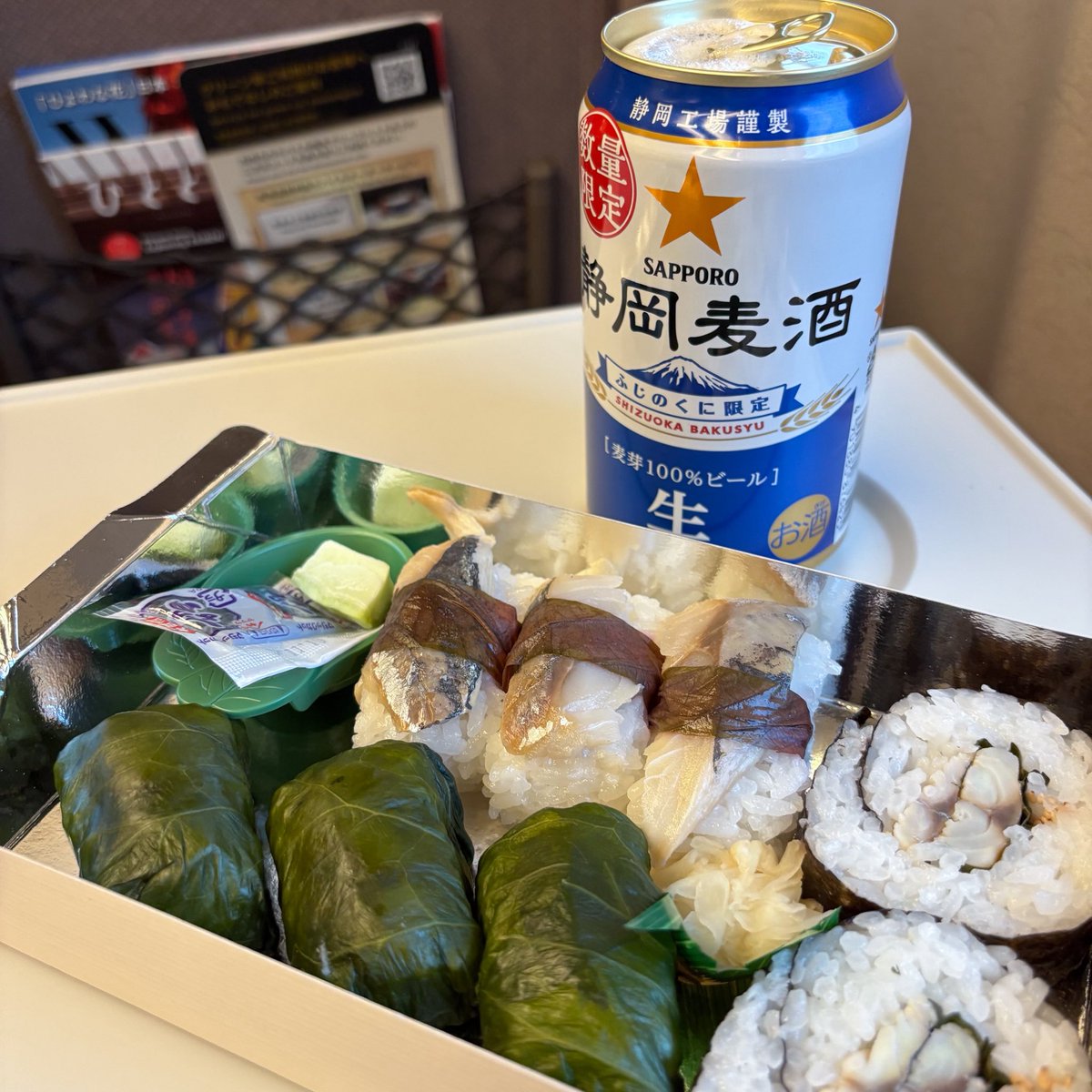 kurukkr's tweet photo. 入線するこだまに向かってだれもがカメラを構えていて一体どうしたと思ったらディズニー新幹線

三島で通過待ちの4分を利用してホーム売店で港あじ鮨＆ビールを調達
かつては小田急新宿でも売られていた駅弁、生わさびの根茎が入っていて自分ですり下ろして食べるのも、かじってつまみ代わりにするのも https://t.co/pY1byZ7oDw