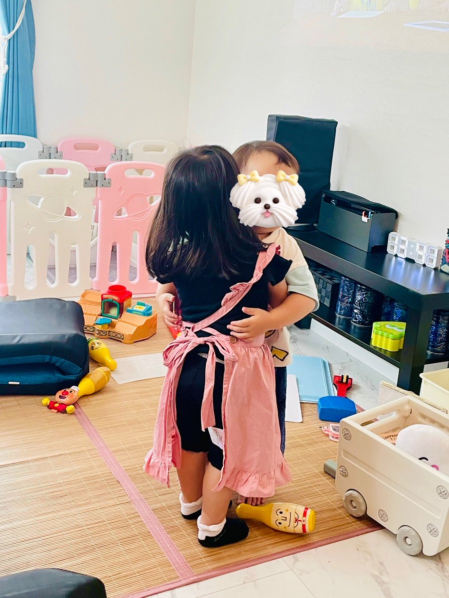 6yuy6's tweet photo. 今日は同じ産院出身の幼馴染会、みょんちゃん&amp;シャチ丸君が遊びに来てくれた〜！
2歳の戯れがもうほんまに可愛すぎたし、いきなりぎゅーしよ！とか言ってぎゅーし出した時は悶絶した🤦‍♀️🤦‍♀️🤦‍♀️
パパ、ウチの娘彼氏出来るの早いかもしれんで…(？)

ふたりともありがと〜🫶💓 https://t.co/ZRsK4XRn4B