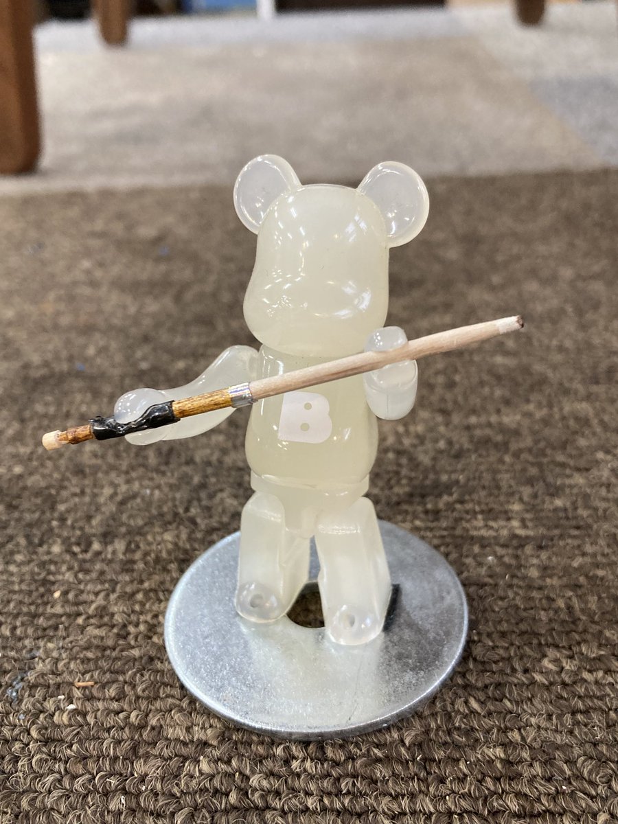 pool_return's tweet photo. 【作りたくなったら即やりな👵】

って婆ちゃんが言ってた。

ベアブリックが手元にあった。
爪楊枝持たせてみた…

「丁度キュー位のサイズ感！🤩」

私のブレークキューを参考に😆

関節硬いので構えられませんが…

ビリヤードのB‼️

#ビリヤード #復帰組 #松戸 #柏

無言フォローご理解下さい😌 https://t.co/PIIUxTwf1a