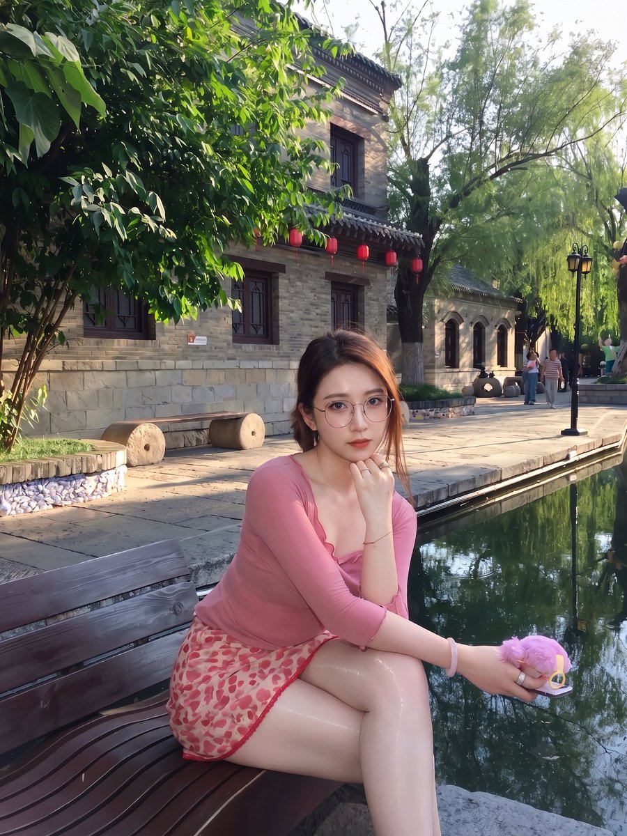 Meidedingetjess's tweet photo. 巷子很深，裙摆很短。

如果在这遇到了，你会走过来，还是假装看风景 https://t.co/l7pp4L1Cd3