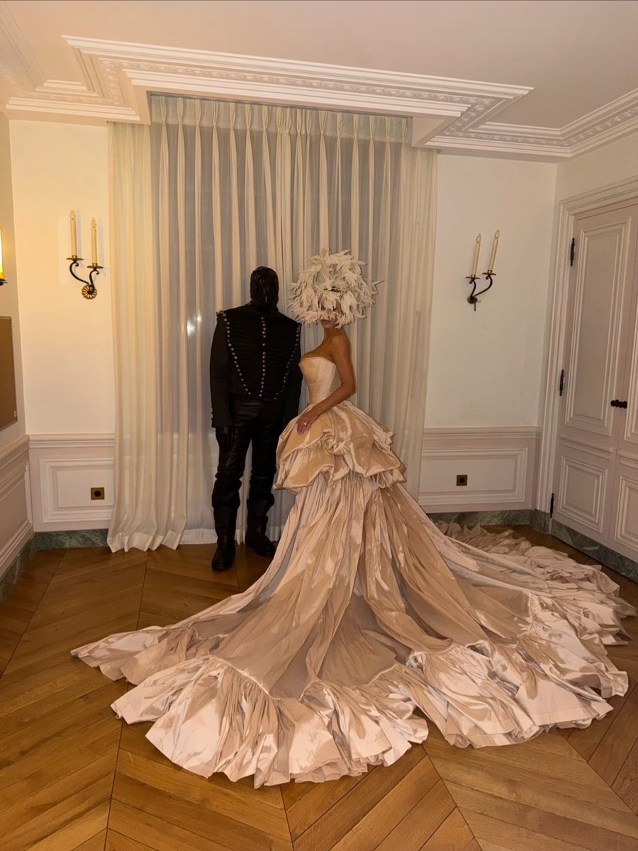 theskitzo_'s tweet photo. couple of the year https://t.co/dZCaQfvFcW