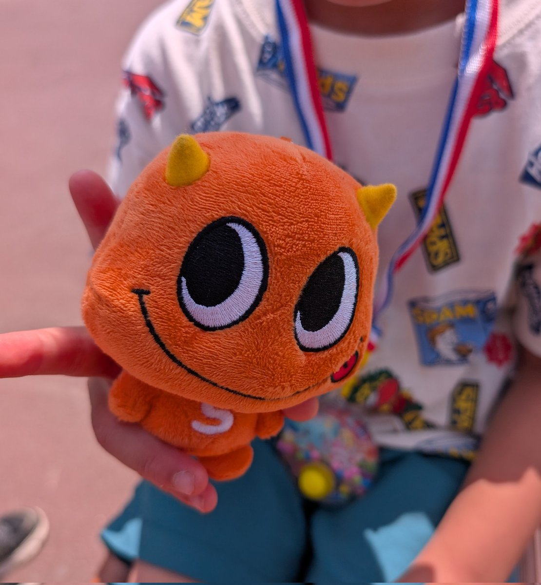 AyappeEmippe's tweet photo. 昨日はおにいちゃんの運動会だったどん

夜中の雨の影響で、残念ながら体育館での開催だったけど

おにいちゃん
足も早かったし
障害物競走では逆上がりも走り縄跳びも華麗にかまして
めちゃくちゃカッコよかったどん🦖🧡

#しょごどん
#えみりん感激して泣いてたどん
#おいどんも走りたいどん https://t.co/bjuLJZggw7