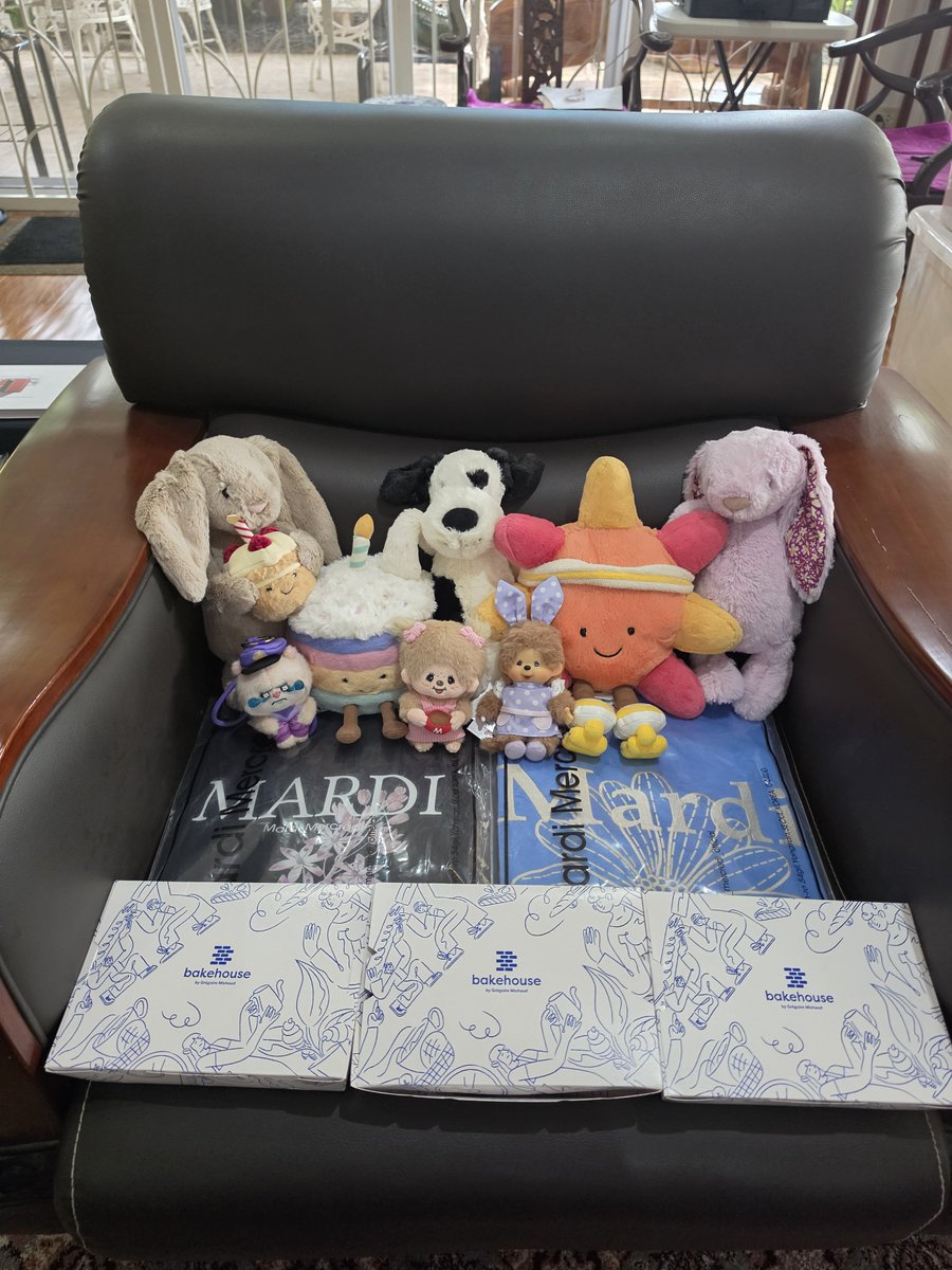 chiararosedmd's tweet photo. When the husband buys you your HK requests  [2nd photo plus Bakehouse egg tarts] (plus pasabuy requests of your sister - included in 1st pic) 😭❣️

Then buys 2 (20s) boxes of instax mini films when he was at the mall for his errands.

Spoiled 🤰🏻😭🙌🏻

#joshuachiara #babetime https://t.co/ULfQnunwTt