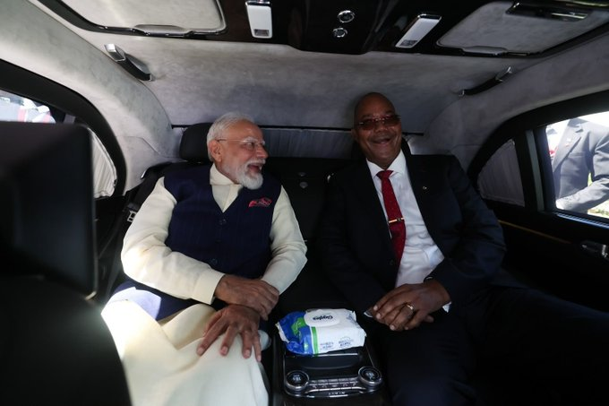 ModiShahNeeti's tweet photo. A signature style. A timeless moment. ✨

#Seychelles #IndiaSeychelles #ModiInSeychelles #PMModi #NarendraModi https://t.co/g2qysvLRnZ