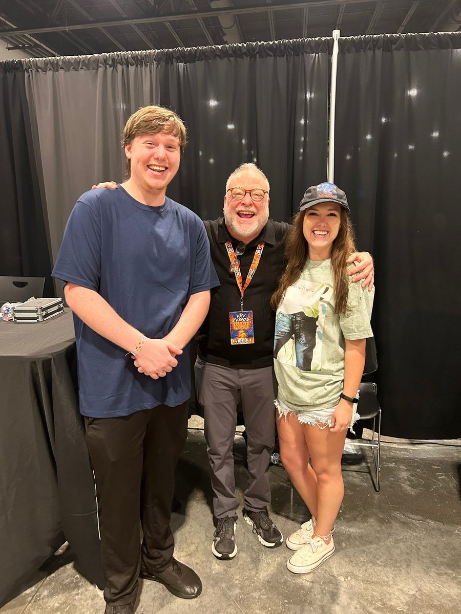 baeee_baeee_'s tweet photo. HUG ME BROTHA! Awesome brother and sister day at Mississippi Comic Con. Hate that Drake Bell didn’t come. I even made him a cup as a gift. I guess maybe next year. It’ll be waiting for ya next year Drake @DrakeBell. Can’t wait for the next one 💙🤍💙🤍 

@mississippicomiccon https://t.co/3n3P0jLS15