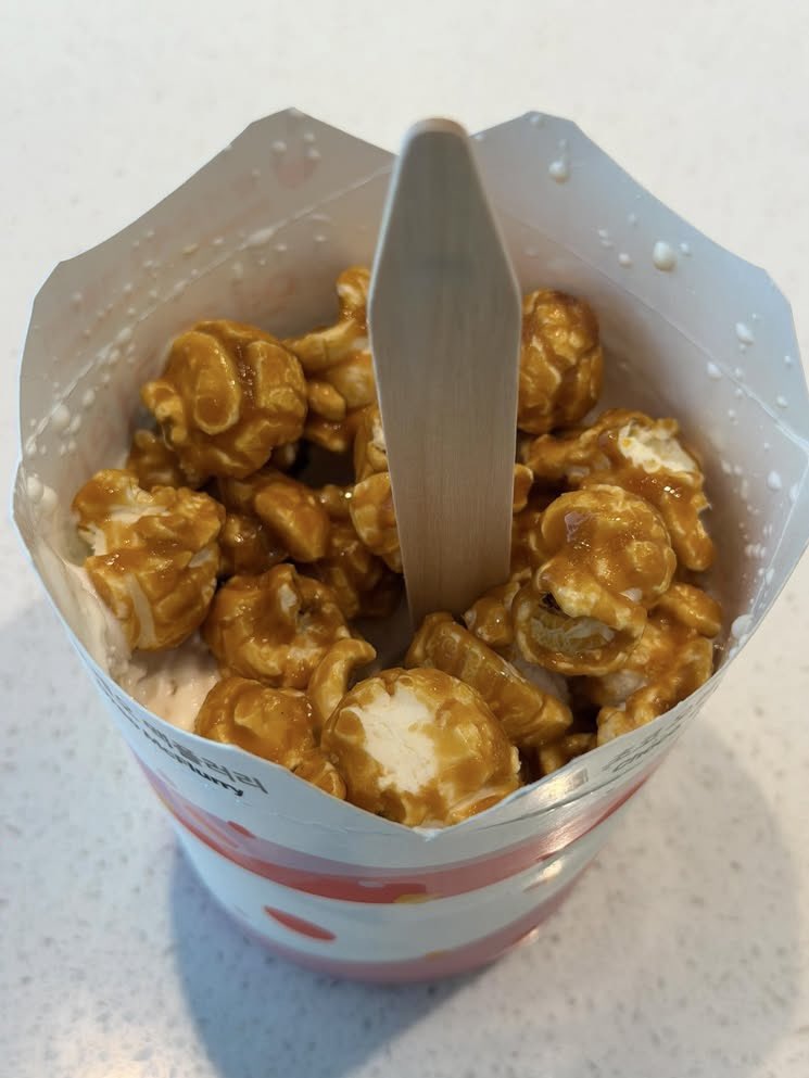 qtukn_'s tweet photo. うっっっまいんだけど何コレ？やばい
韓国マックで出てるキャラメルポップコーンマックフルーリー🍨甘じょっぱくてずっと食べれる https://t.co/vGLwpgNYP2