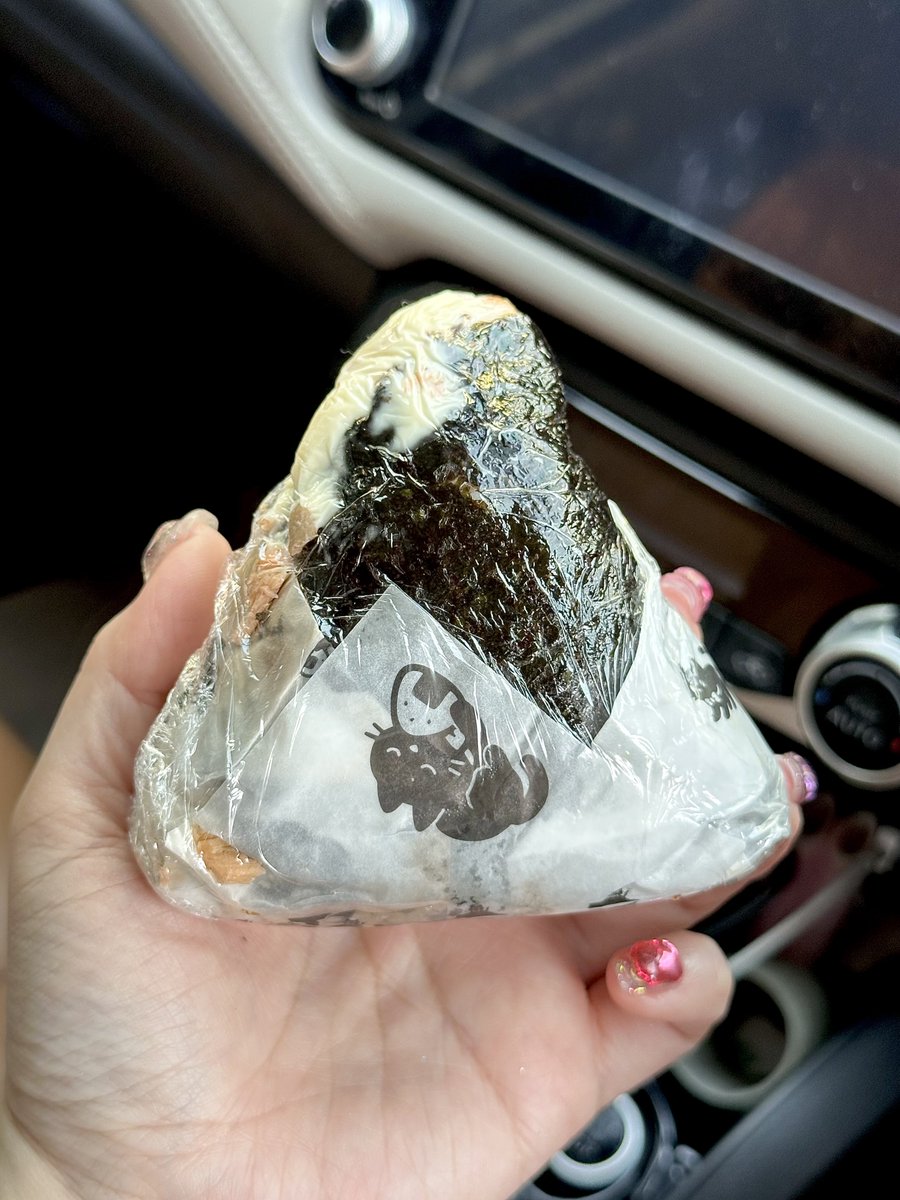 tinyreview2's tweet photo. ข้าวปั้นที่ไทย ทำไมอร่อยกว่าที่ญี่ปุ่นอ่าาาา เป็นงงนะ 555555 อุตส่าดั้นด้นไปลองร้านดังที่ญี่ปุ่น สรุปที่ไทยอร่อยกว่า ชีทำข้าวหนึบๆ เคี้ยวเด้งสู้ฟันมากกก มีมายองเนสตัดให้มันๆ นัวๆ เค็มปลายๆ แล้วแซลม่อนเป็นชิ้น เป็นคำ ที่ร้านไม่ใช้เศษๆนะ โคตรดีอ่าาาา อร่อยยยมว้ากกกก ซ้ำอ่ะ ติดใจจจจ ถูกปากคนไทย 555555