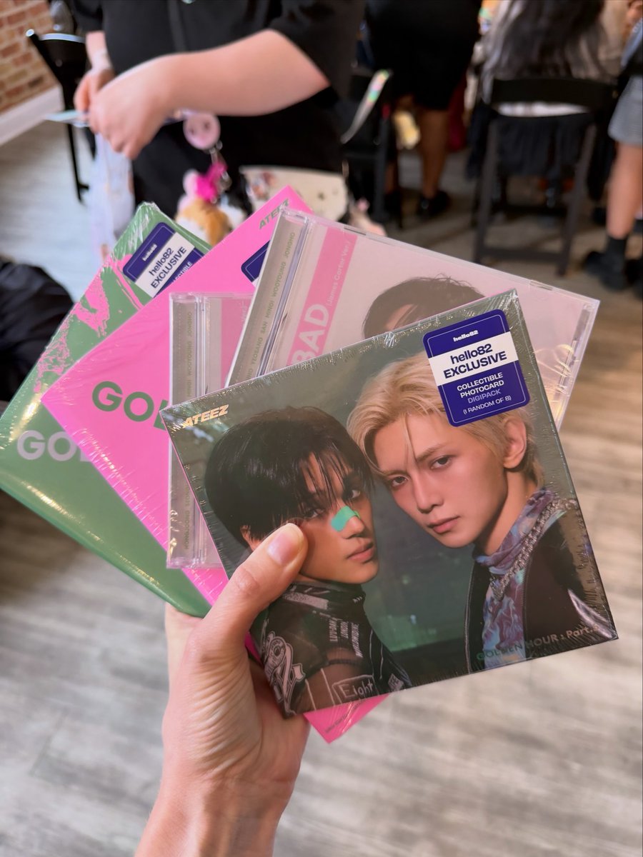 Emily_AM's tweet photo. Had the best time at the @hello82official Ateez pop-up in Chicago! 🩷💚

#ateez #GOLDENHOUR_Part5 #hello82 #82giveaway https://t.co/FtJG53KQY9