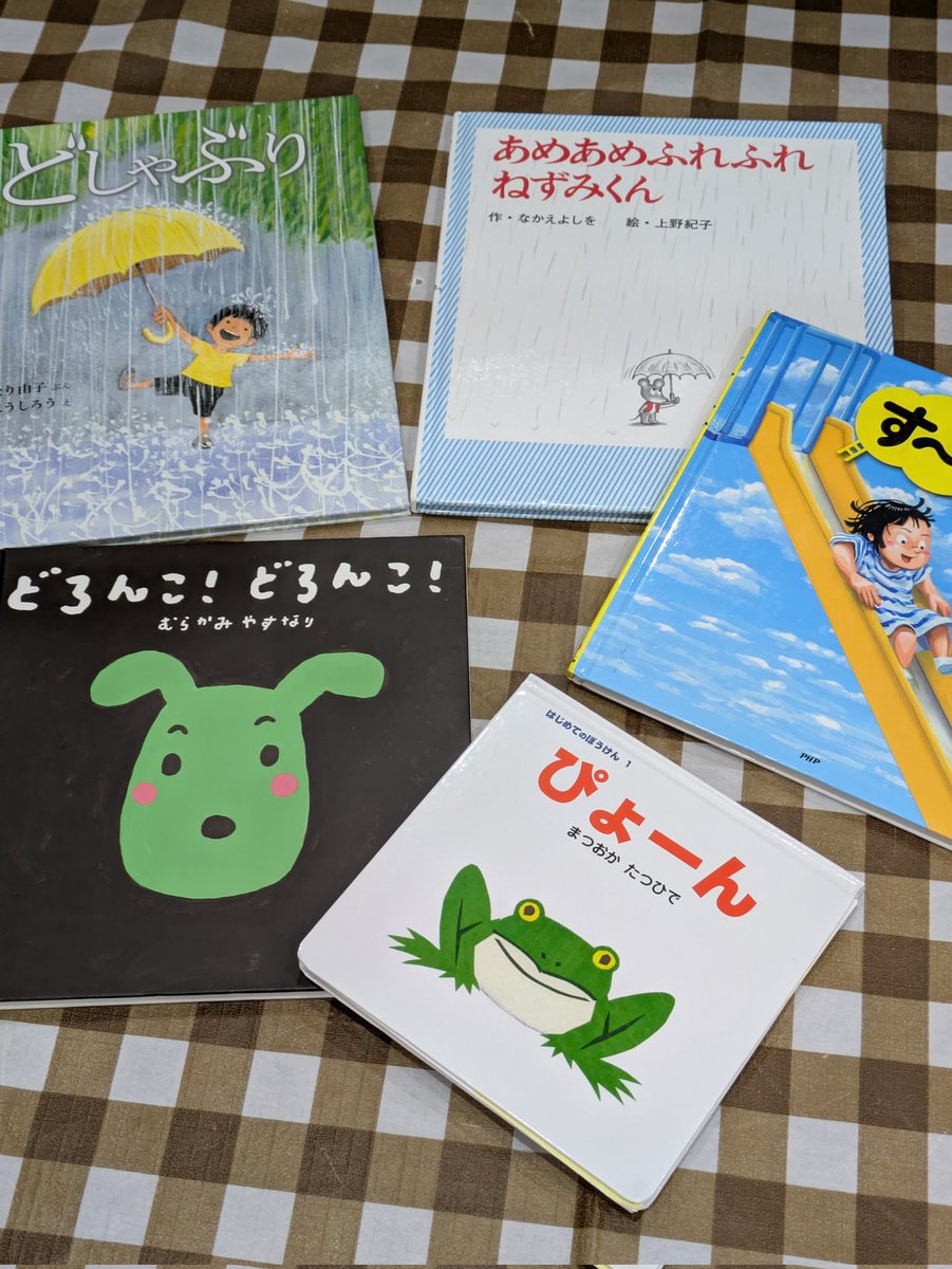 bookn_booth's tweet photo. 【えほんおはなしかい】
はじまります◎
きょうは雨の日のえほんをよんでから、ストーンアート（石におえかき）します〜 https://t.co/WpLrB3pxpC