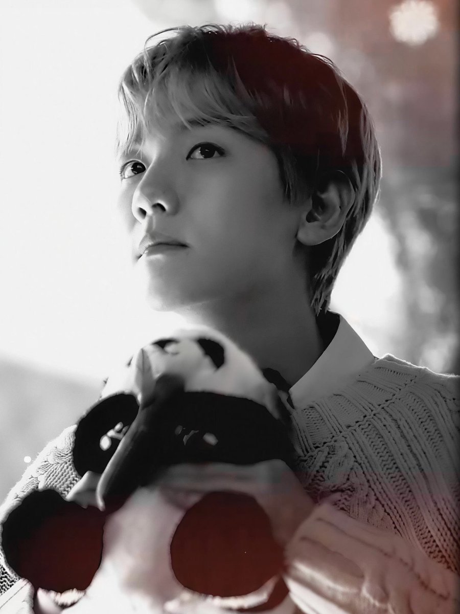 Lu_exo82's tweet photo. Baekhyun Guomai Culture:
“director has a great sense of humor.
For example, when filming with panda, he told me to eat bamboo along with it. earlier, while filming in bamboo forest, he said ‘Try walking the way that panda just did’ It was really funny. I remember it so clearly” https://t.co/5dwGEue29T