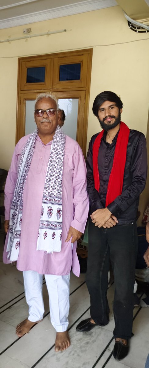RaviMeenaHadoti's tweet photo. शिक्षा मंत्री मदन दिलावर @madandilawar जी से वरिष्ठ अध्यापक (2nd Grade) भर्ती को लेकर बात की।

मैंने कहा कि जब भर्ती में 4037 नए पद बढ़ाए गए हैं, तो न्याय और समान अवसर की भावना से फॉर्म पुनः (Reopen) किए जाने चाहिए, ताकि वे लाखों योग्य बीएड अभ्यर्थी भी आवेदन कर सकें जो किसी कारणवश पहले आवेदन नहीं कर पाए। यदि अब यह अवसर नहीं मिला, तो लंबे समय तक नई भर्ती की संभावना कम होने से हजारों-लाखों युवाओं के सपने अधूरे रह जाएंगे।

इसके साथ ही अभ्यर्थियों की तैयारी और बढ़े हुए पदों को देखते हुए परीक्षा तिथि आगे बढ़ाने का भी आग्रह किया, ताकि सभी को समान अवसर मिल सके और कोई भी युवा जल्दबाजी का शिकार न हो।

हम राजनीति नहीं, युवाओं के भविष्य की बात कर रहे हैं। सरकार का हर निर्णय लाखों परिवारों की उम्मीदों से जुड़ा होता है। इसलिए उम्मीद है कि सरकार संवेदनशीलता दिखाते हुए युवाओं के हित में सकारात्मक निर्णय लेगी।

युवाओं की आवाज़ उठाई है, आगे भी पूरी मजबूती से उठाते रहेंगे।

#2nd_ग्रेड_फॉर्म_रिऑपन_किजिए
@JATbera1