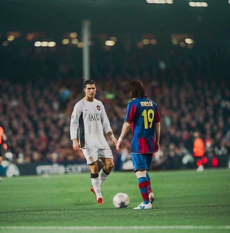 utdreign's tweet photo. Bagaimana jika Messi yang lebih dulu nyentuh 1000 gol, bukan Ronaldo.👀🤷🏻‍♂️

Buat gue, perdebatan GOAT selesai.🐐

Saat ini Ronaldo sudah mencetak 975 gol, sedangkan Messi baru 917 gol. Data update per 28 Juni 2026.

Di atas kertas, Ronaldo jelas jauh lebih dekat. Dia cuma butuh 25 gol lagi, sedangkan Messi masih butuh 83 gol.
–––

Ronaldo bermain di Saudi Pro League bersama Al Nassr. Di musim 2025/26, dia mencetak 28 gol dari 30 match. Bahkan secara keseluruhan, Ronaldo sudah mencetak 129 gol untuk Al Nassr sejak bergabung.

Sementara Messi bermain di MLS bersama Inter Miami. Musim 2026, Messi mencatat 12 gol dan 8 assist dari 14 start di MLS. Btw MLS musim 2026 belum selesai, sekarang lagi jeda karena Piala Dunia.

Nah, ini skenario liarnya menurut gue.

Ronaldo emang lebih deket ke 1000 gol. Tapi usianya udah 41 tahun berarti ruang waktunya makin sempit. Jika dikatakan ada kendala (amit2) cedera atau penurunan menit bermain, maka bisa bikin jalannya melambat. Begitupun untuk messi.

Tapi, Messi masih 39 tahun, 2 tahun lebih muda dari Ronaldo. Ritme MLS bisa memberi dia ruang lebih “ramah” untuk tetap produktif beberapa musim lagi. Apalagi kalau Inter Miami terus dibangun untuk memaksimalkan Messi.
–––

Secara realistis, Ronaldo tetap favorit untuk lebih dulu mencapai 1000 gol.

Tapi kalau Messi bisa ngeboost gol-nya di sisa musim MLS setelah Piala Dunia, skenario Messi menyentuh 1000 gol lebih dulu bukan sepenuhnya mustahil. Musim ini mungkin belum bisa tercapai, tapi bisa aja musim depan dengan usianya yang masih lebih muda dibanding Ronaldo.

Dan kalau itu benar-benar terjadi, efeknya akan besar.

Karena selama ini, narasi terbesar Ronaldo adalah mesin gol terbaik dalam sejarah.

Tapi bayangin kalo Messi, pemain yang selama ini lebih sering disebut sebagai playmaker, justru menjadi pemain pertama yang mencapai 1000 gol.

Dengan sadar gue katakan: “walaupun gak tanam Mangrove dan ke Aceh, GOAT adalah Messi.”

Sepakat?🙏🏼