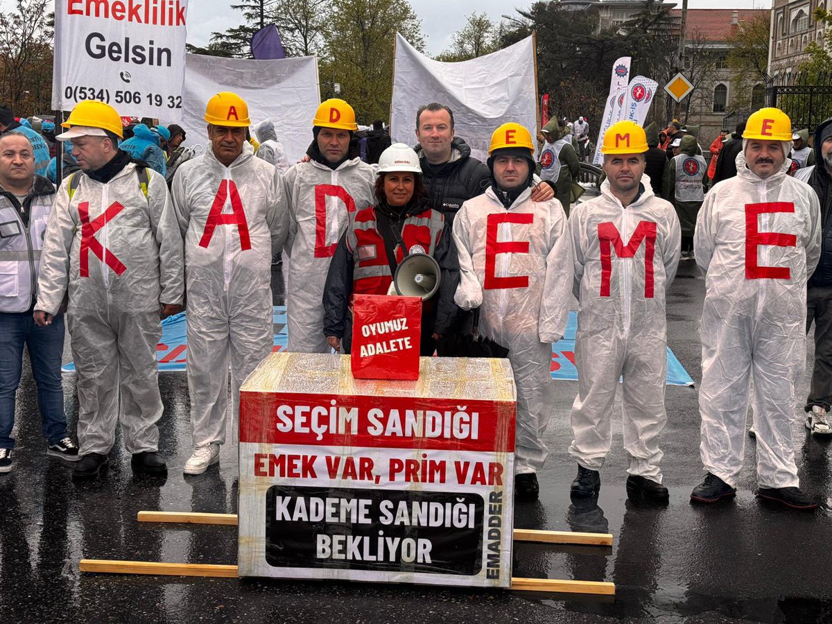 1881_2332's tweet photo. Genç yaşta emekli ettikleriniz size oy verir mi bilmem ama KADEME BEKLEYEN milyonlarca çalışan sandıkta bu adaletsizliğin hesabını soracak! 

Biz unutmuyoruz, siz de unutmayın! @Akparti @RTErdogan 

#Altın  #Seçim @eczozgurozel  @Hayati_Yazici #Pazar #TürkiyeKademeBekliyor https://t.co/zXo0tKLH1Y
